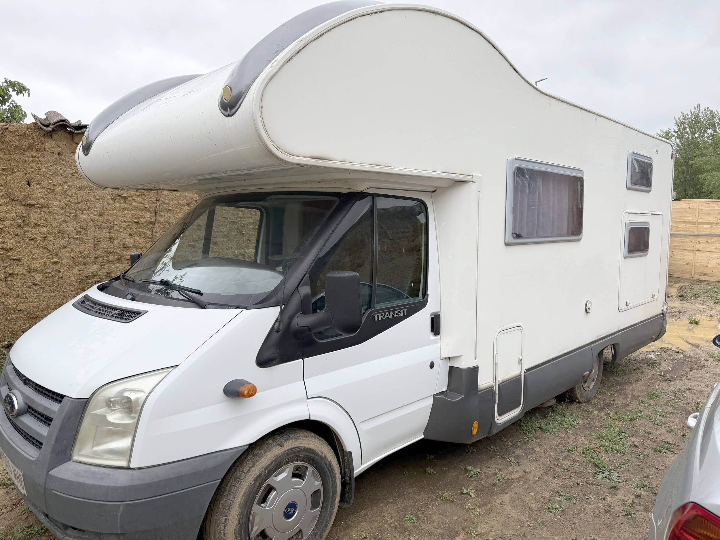 Vue avant de 3/4 Ford werke GmbH D-50725 Koin - Yescapa