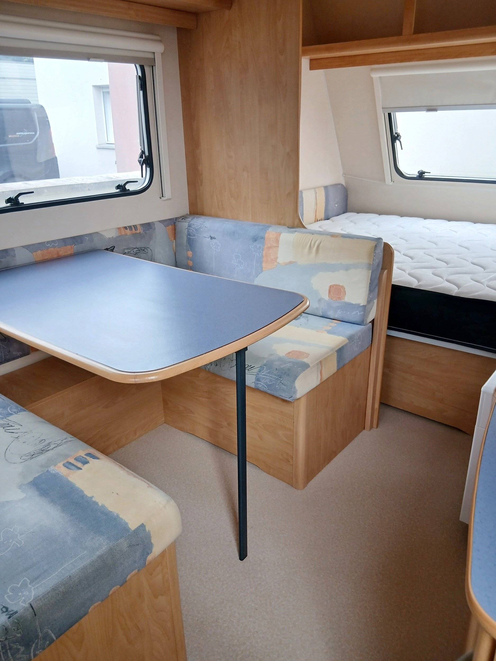 Dining Area caravelair - Yescapa