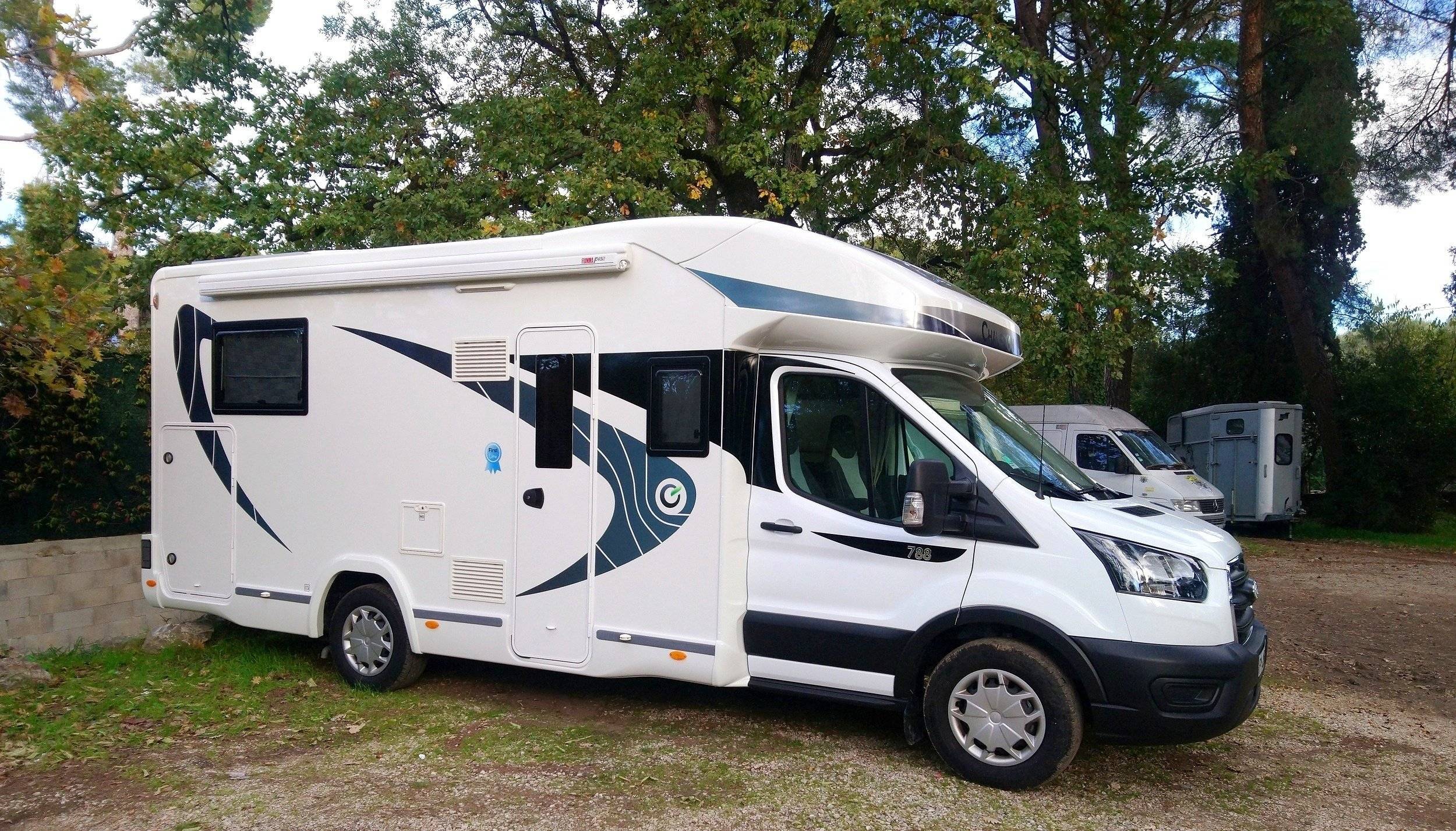 schräge Vorderansicht Ford ford transit - Yescapa