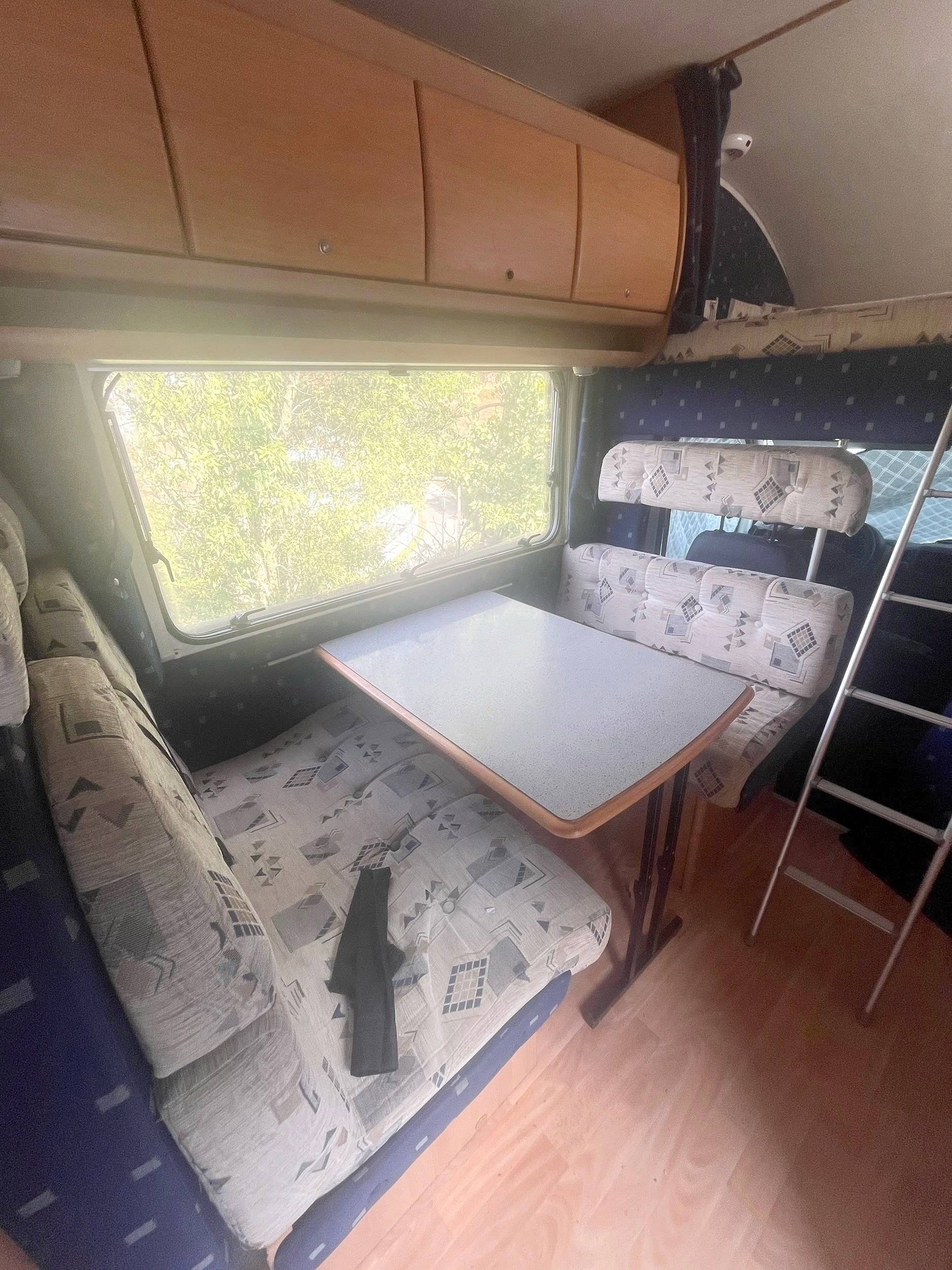 Dining Area Fiat Ducato 2.8 JTD - Yescapa