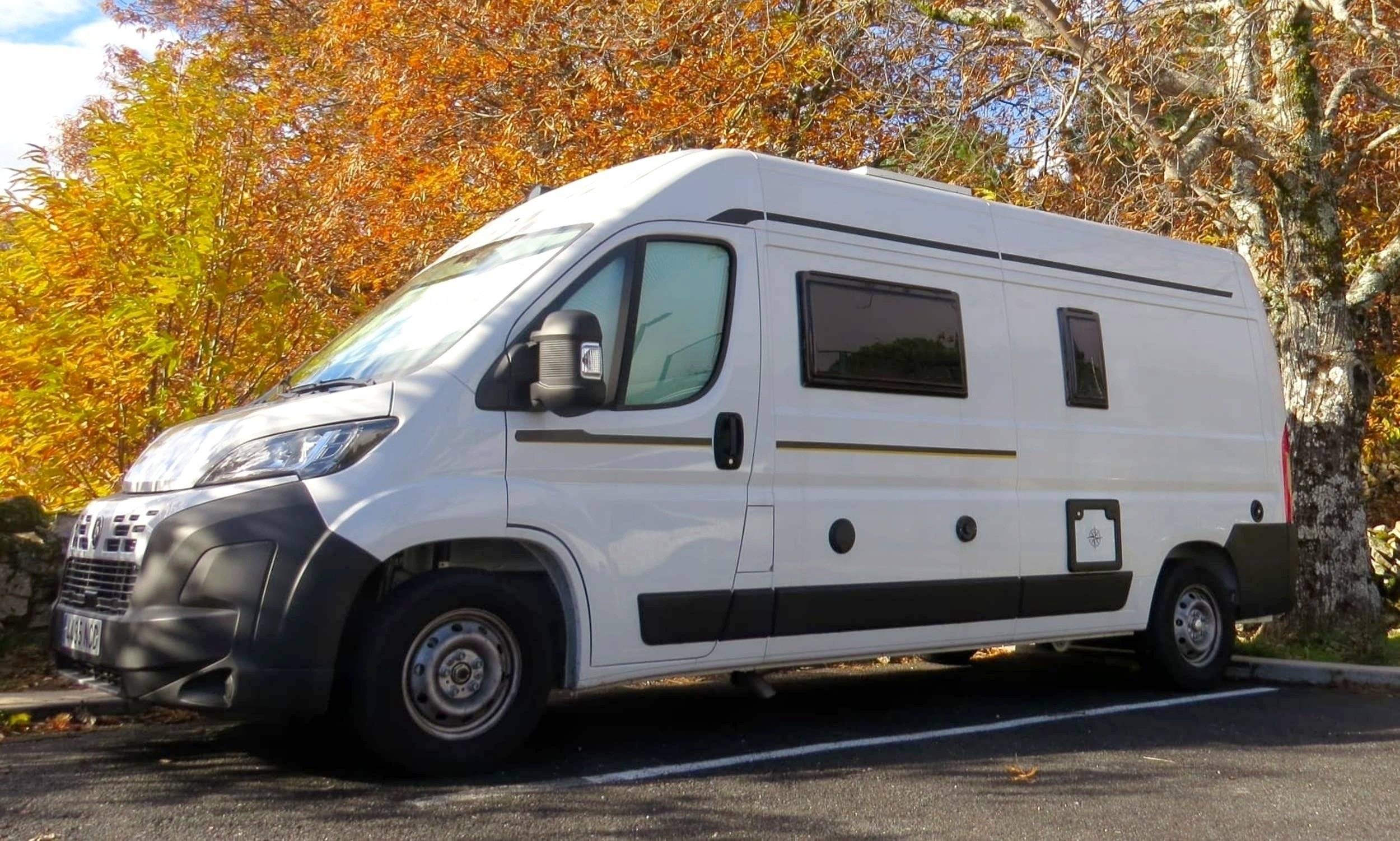 Vista frontale a ¾ Fiat Ducato 2,2 l 140 - Yescapa