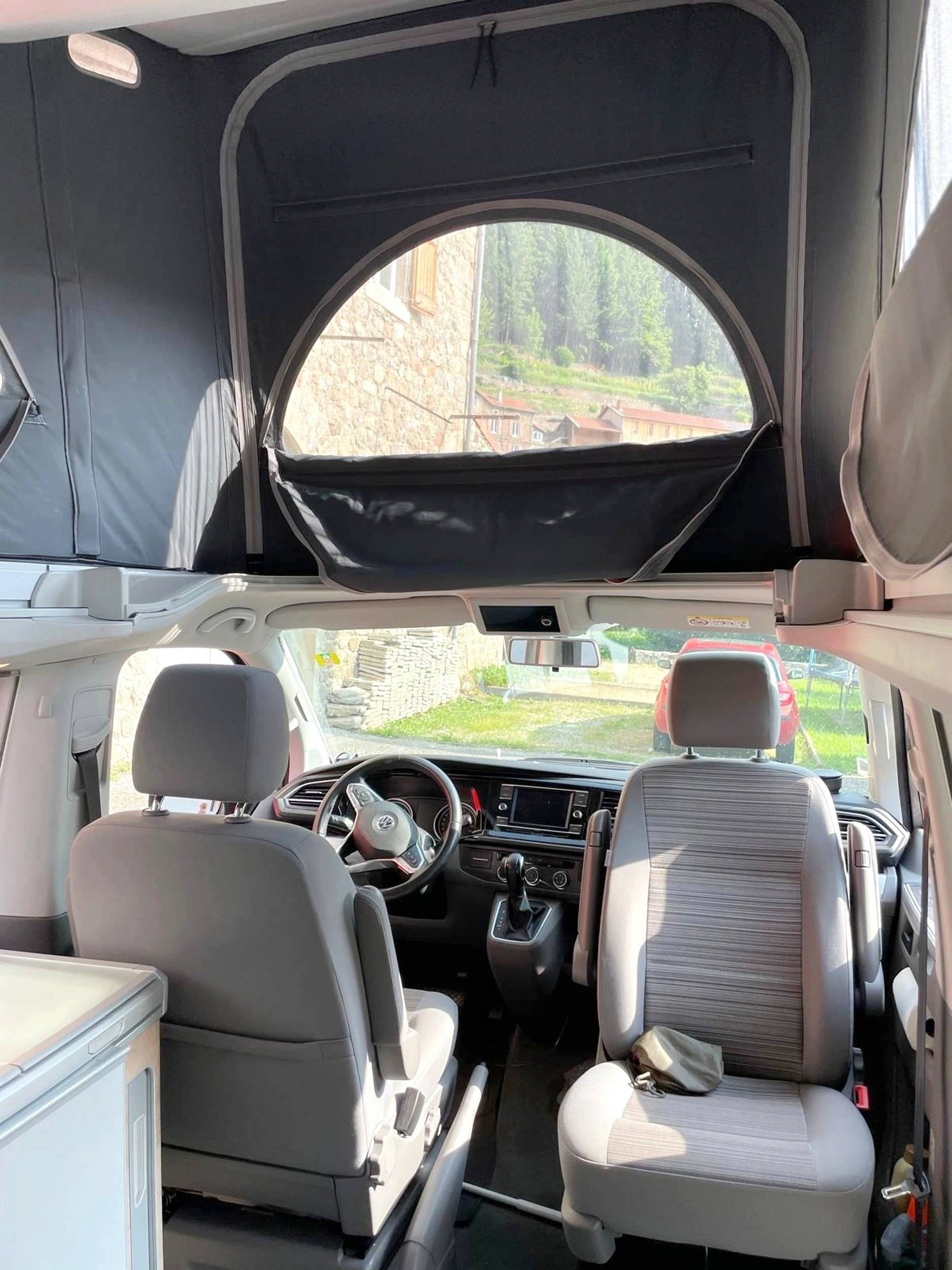 Fahrerbereich Volkswagen T6.1 California Coast - Yescapa