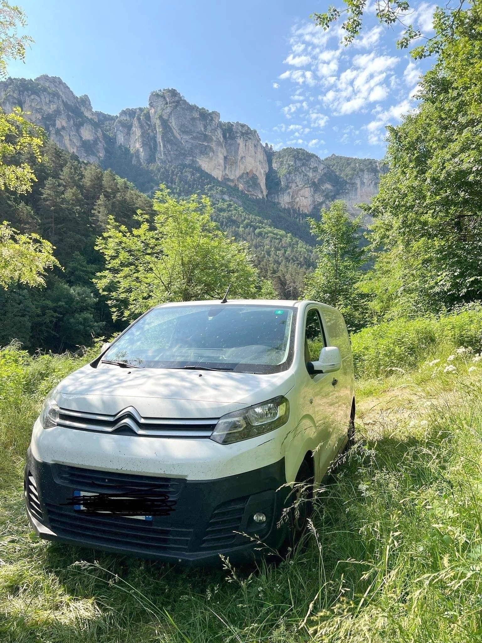 Vista frontale a ¾ Citroën Jumpy - Yescapa