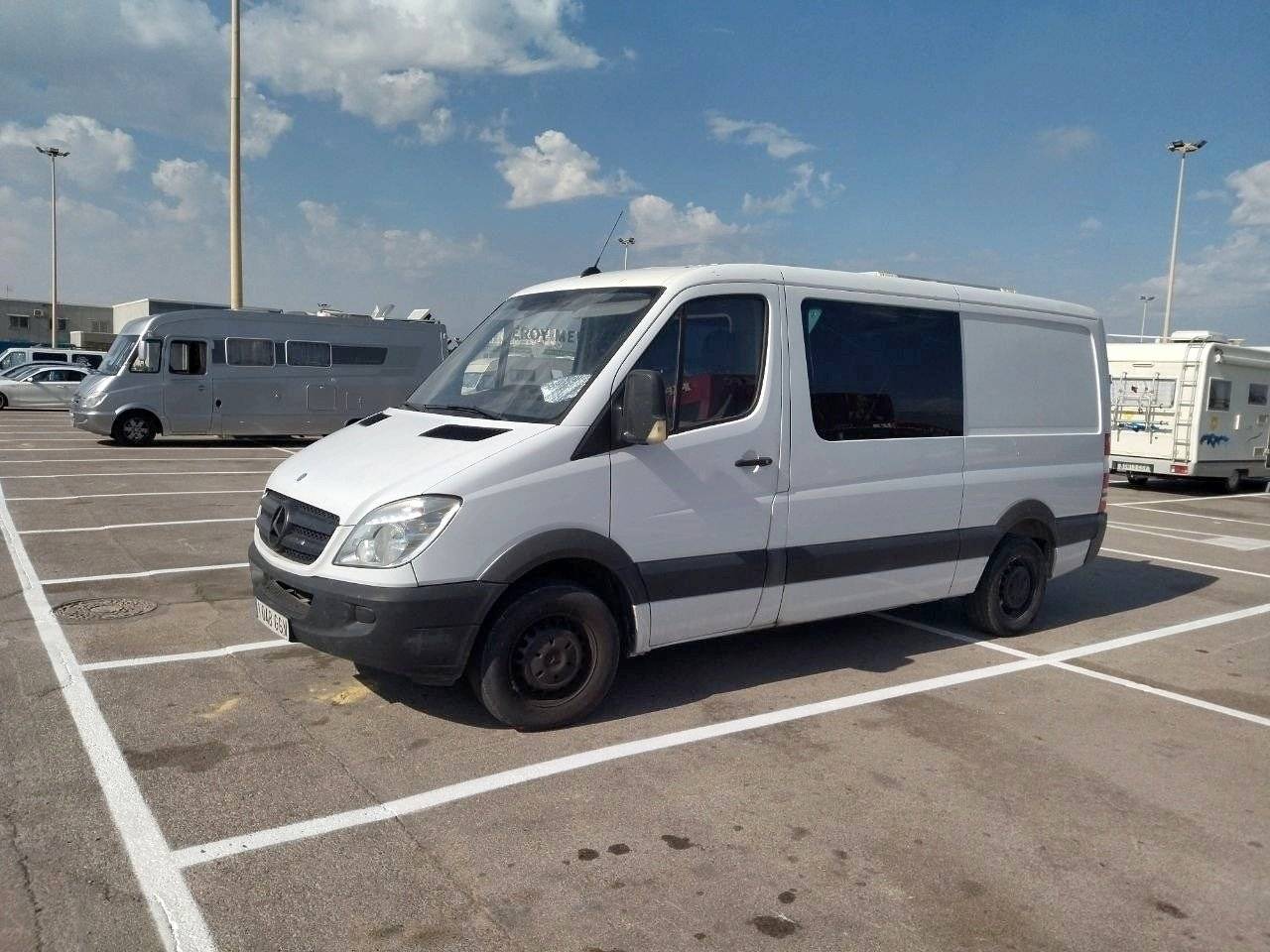 schräge Vorderansicht Mercedes Sprinter 2,3 l CDI 150 ch. - Yescapa