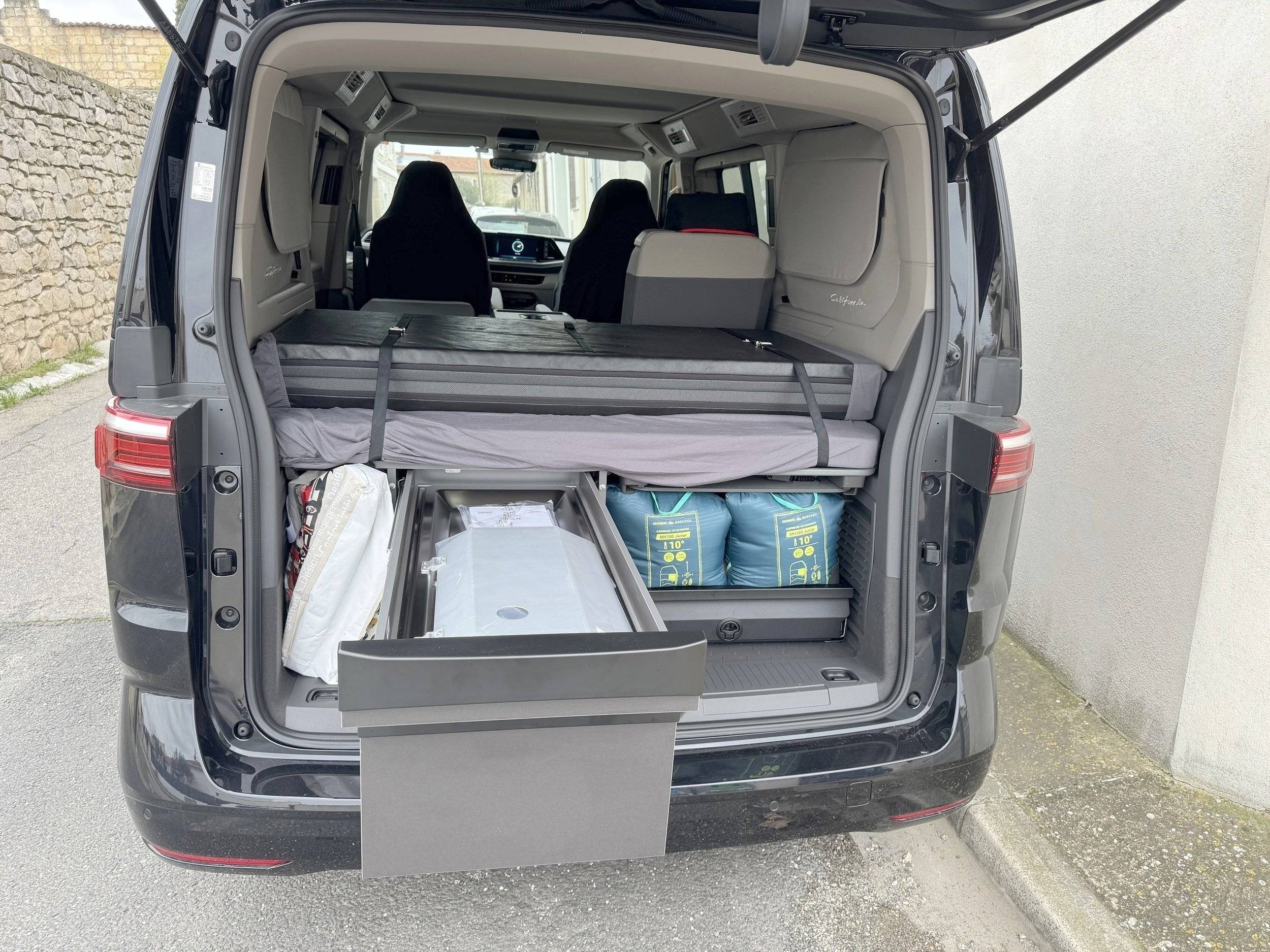 Kitchenette Volkswagen California Beach camper - Yescapa