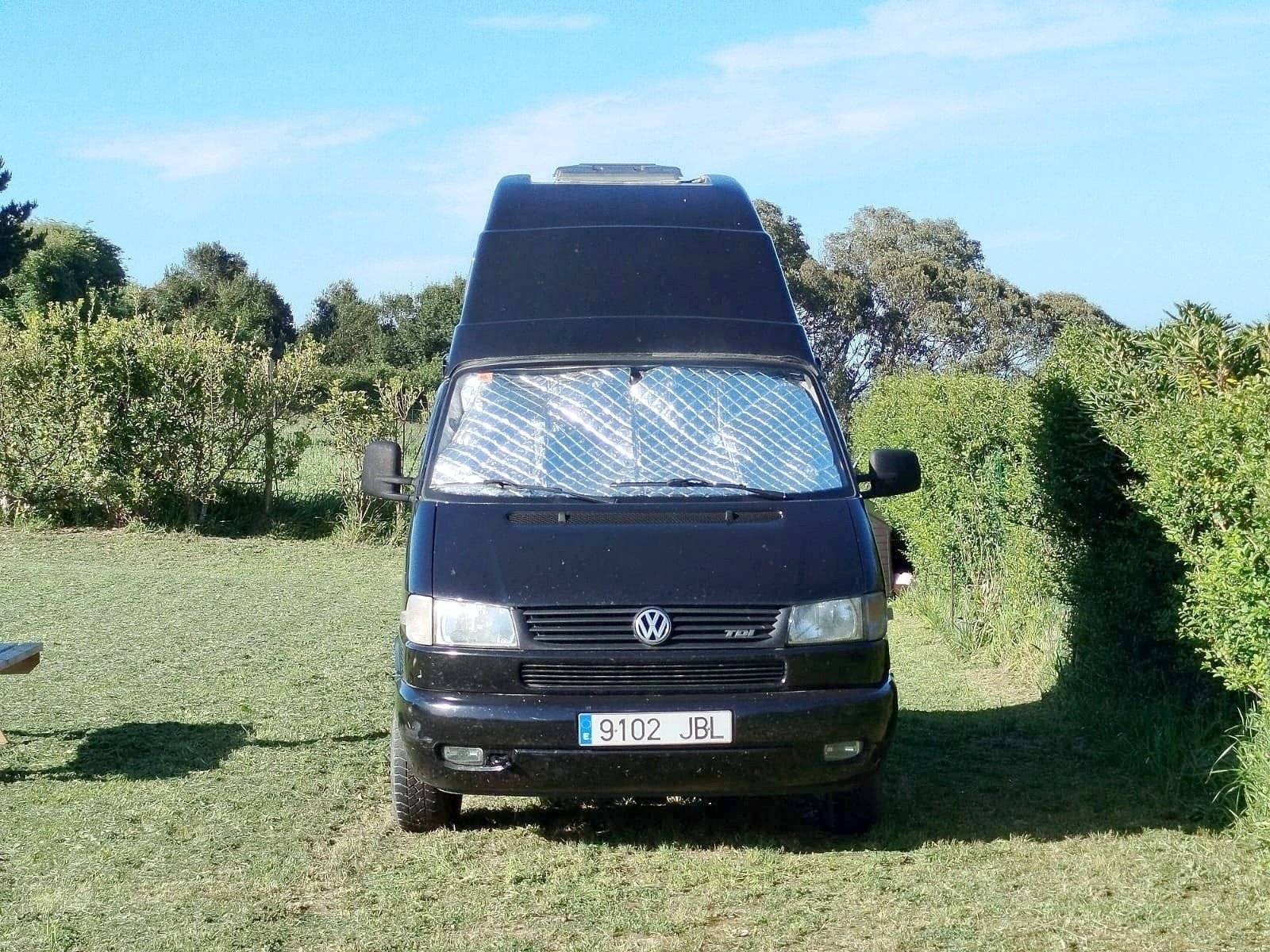 Vue avant de 3/4 Volkswagen 2.5 TDI 102 CV - Yescapa
