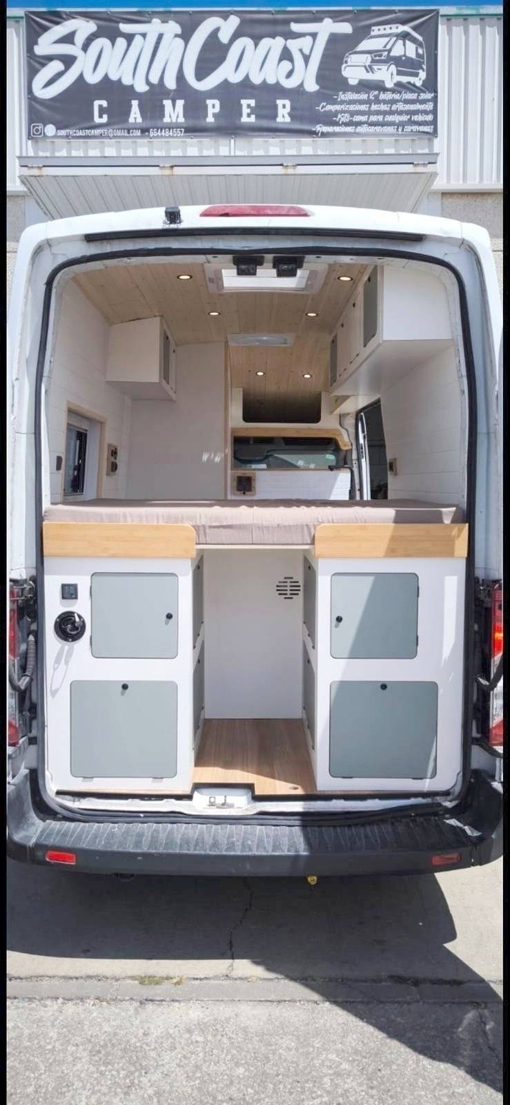 Dining Area Ford Ford TRANSIT L3H3 - Yescapa