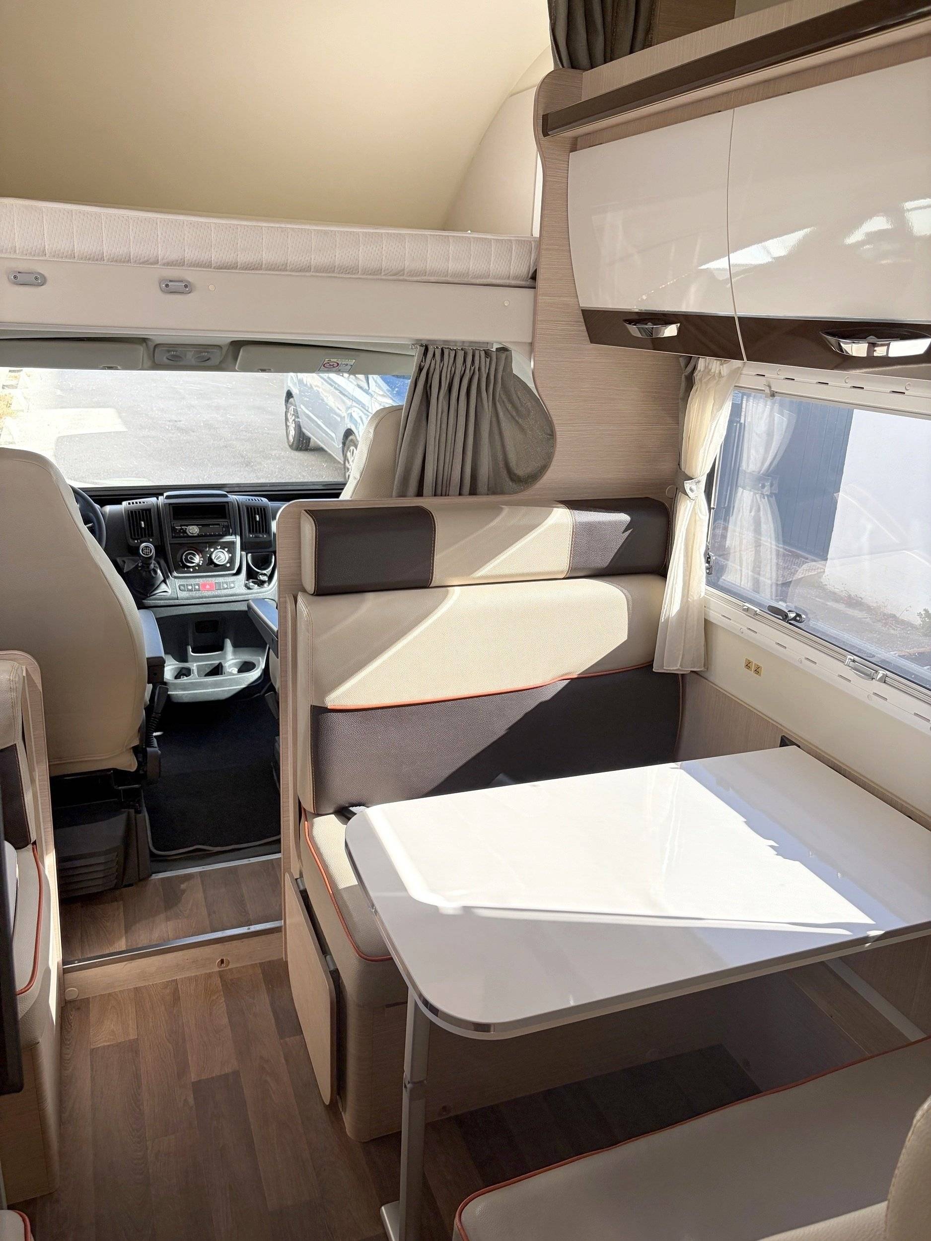 Dining Area Fiat Ducato 2,2 l Multijet 130 ch. - Yescapa