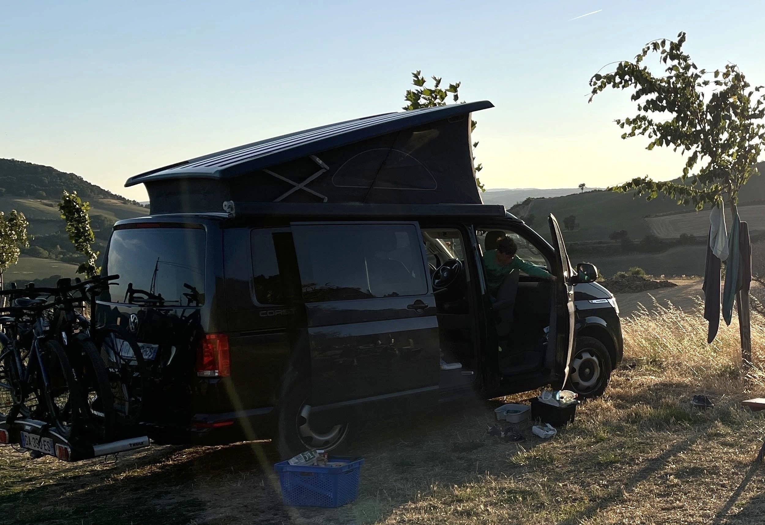 Vista del vehículo ángulo delantero Volkswagen Transporter T6.1  2,0 l 150ch DSG7 - Yescapa