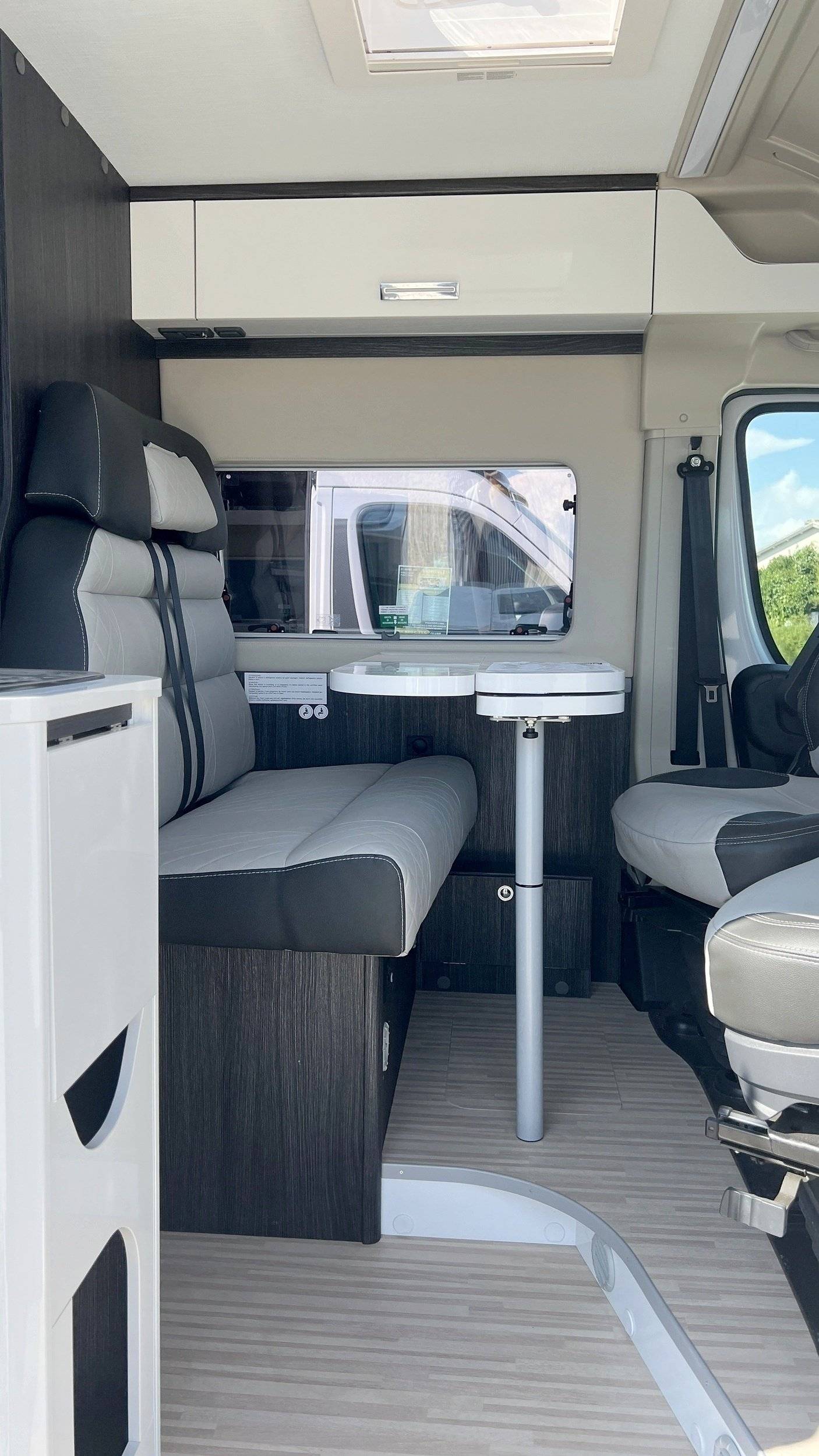 Dining Area Fiat Ducato 2,3 l 150 ch - Yescapa