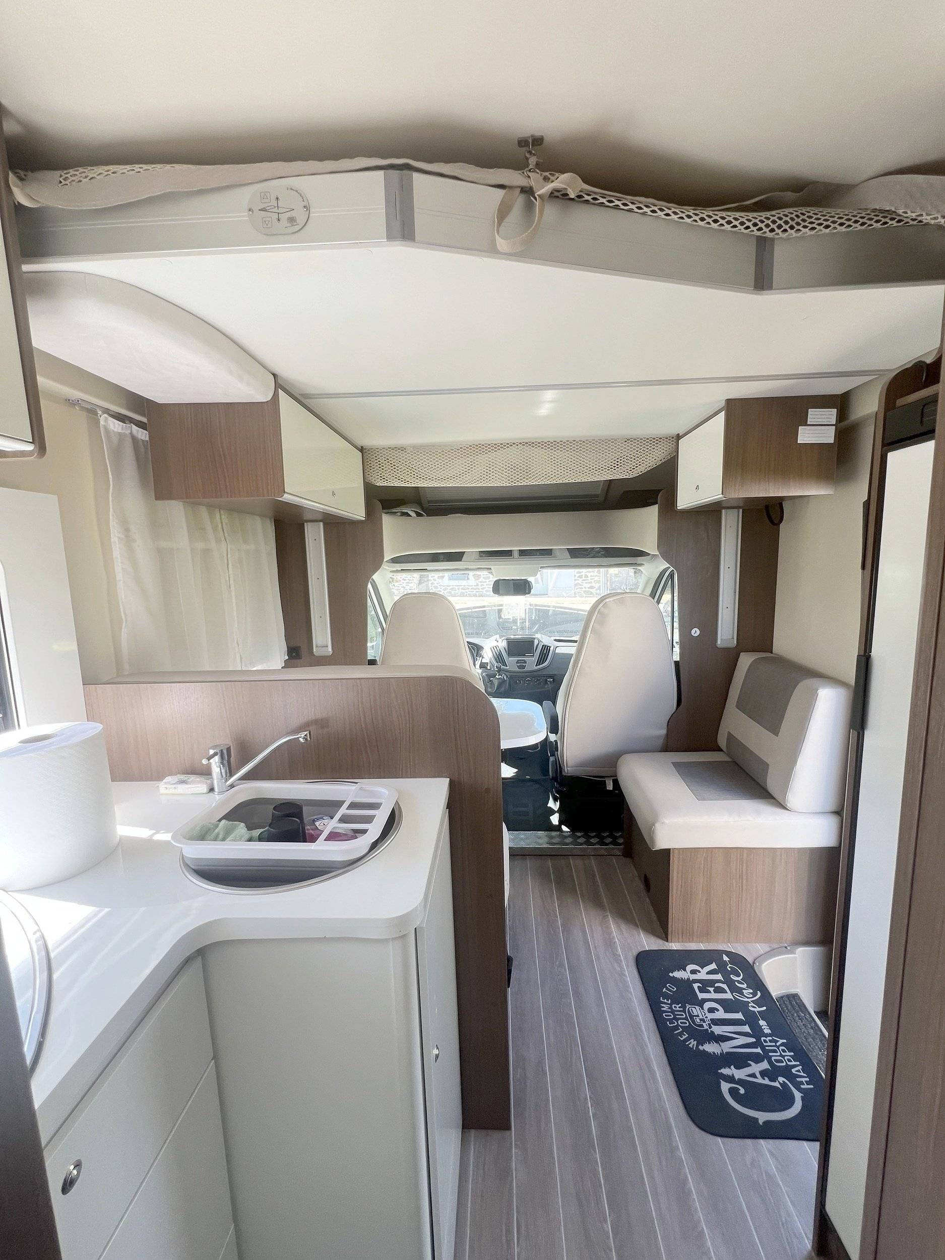 Dining Area Ford Transit 2,0 l 115 ch - Yescapa