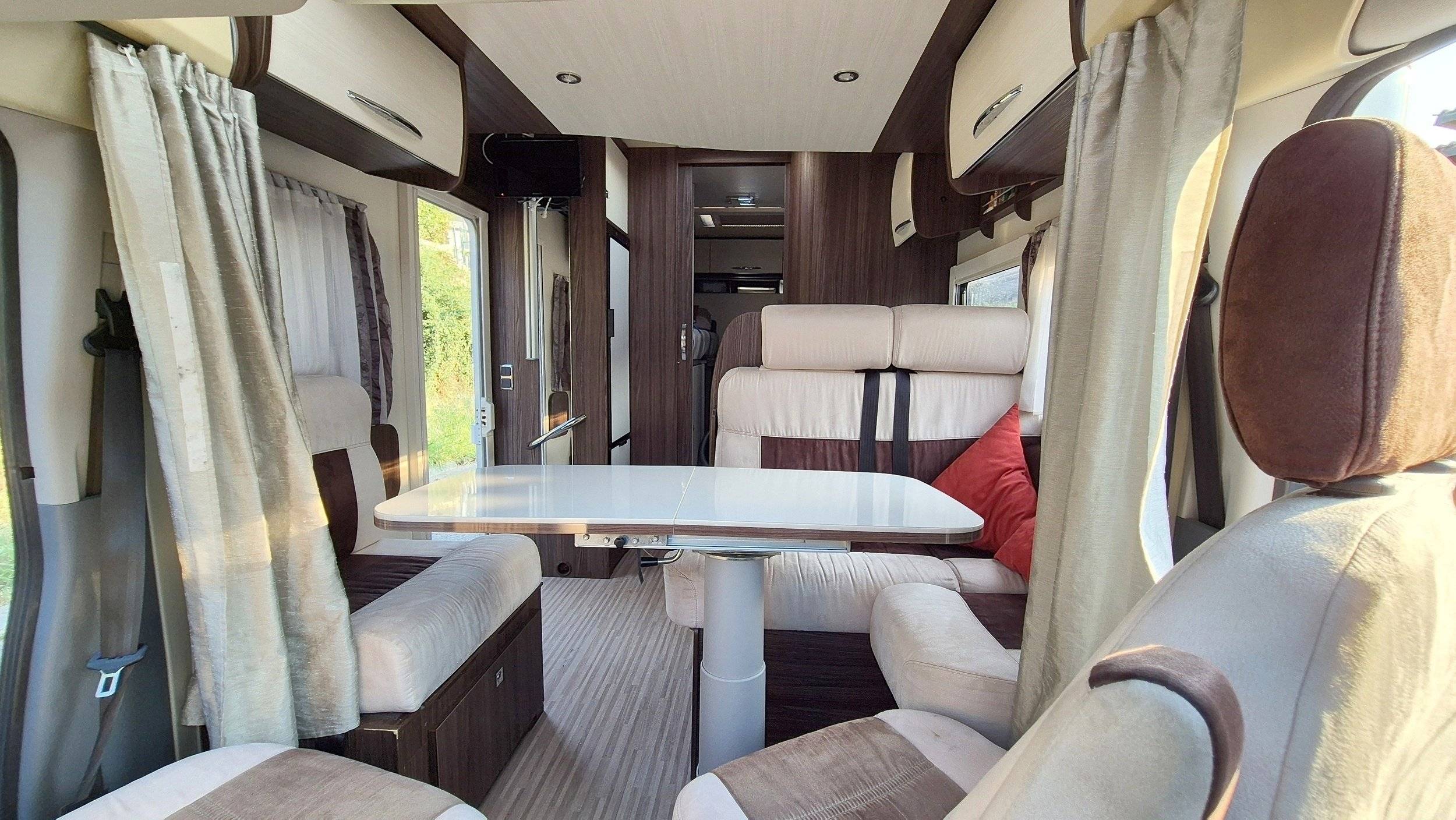Dining Area Ford Transit 2,2 l 155 ch - Yescapa