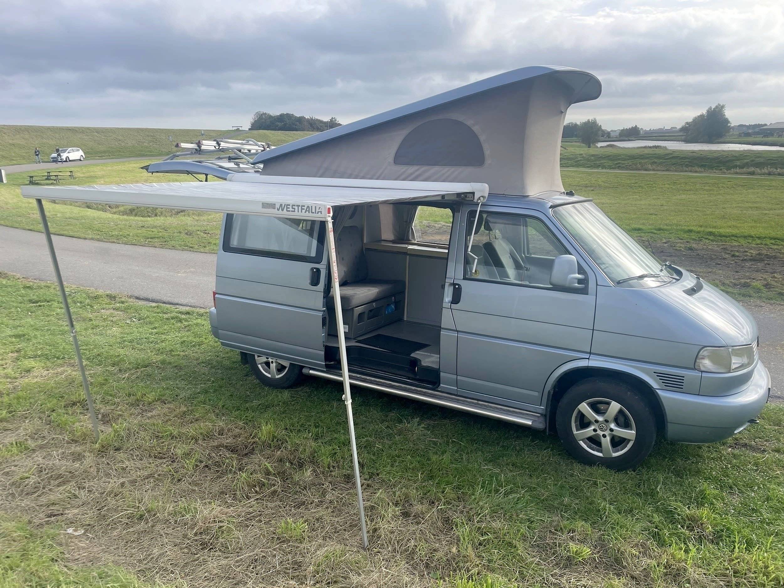 Área de jantar Volkswagen Volkswagen T4 California 2.5 TDI - Yescapa