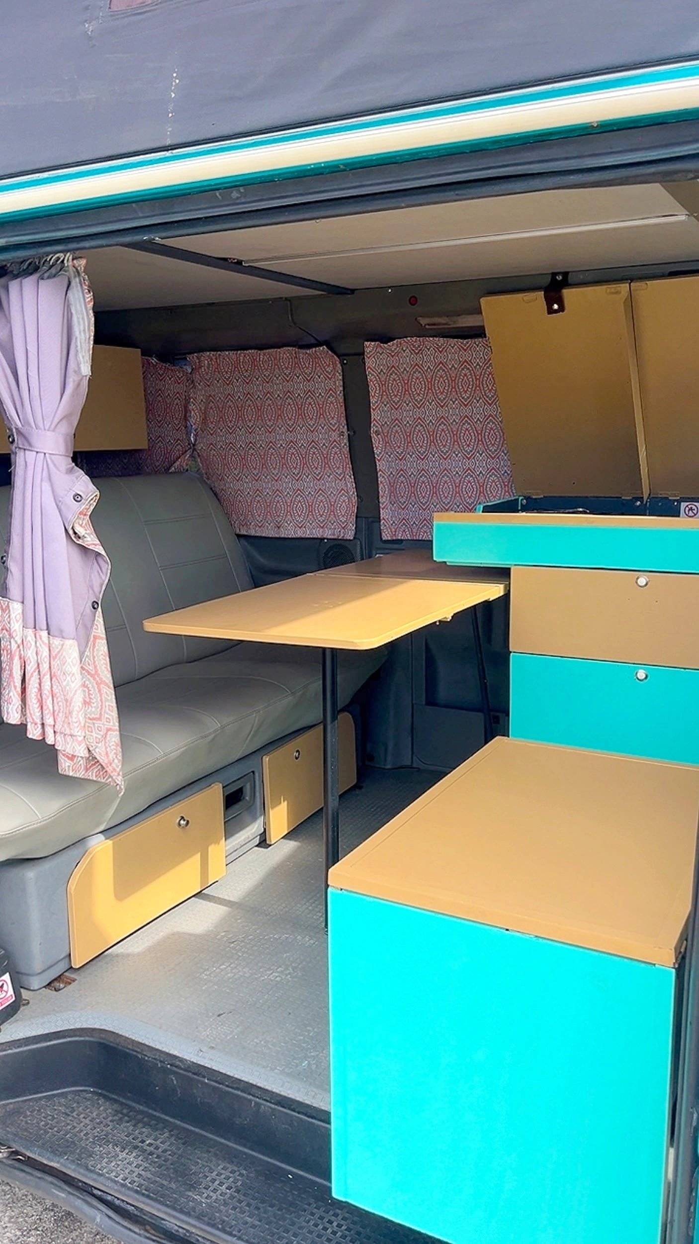 Dining Area Volkswagen - Yescapa