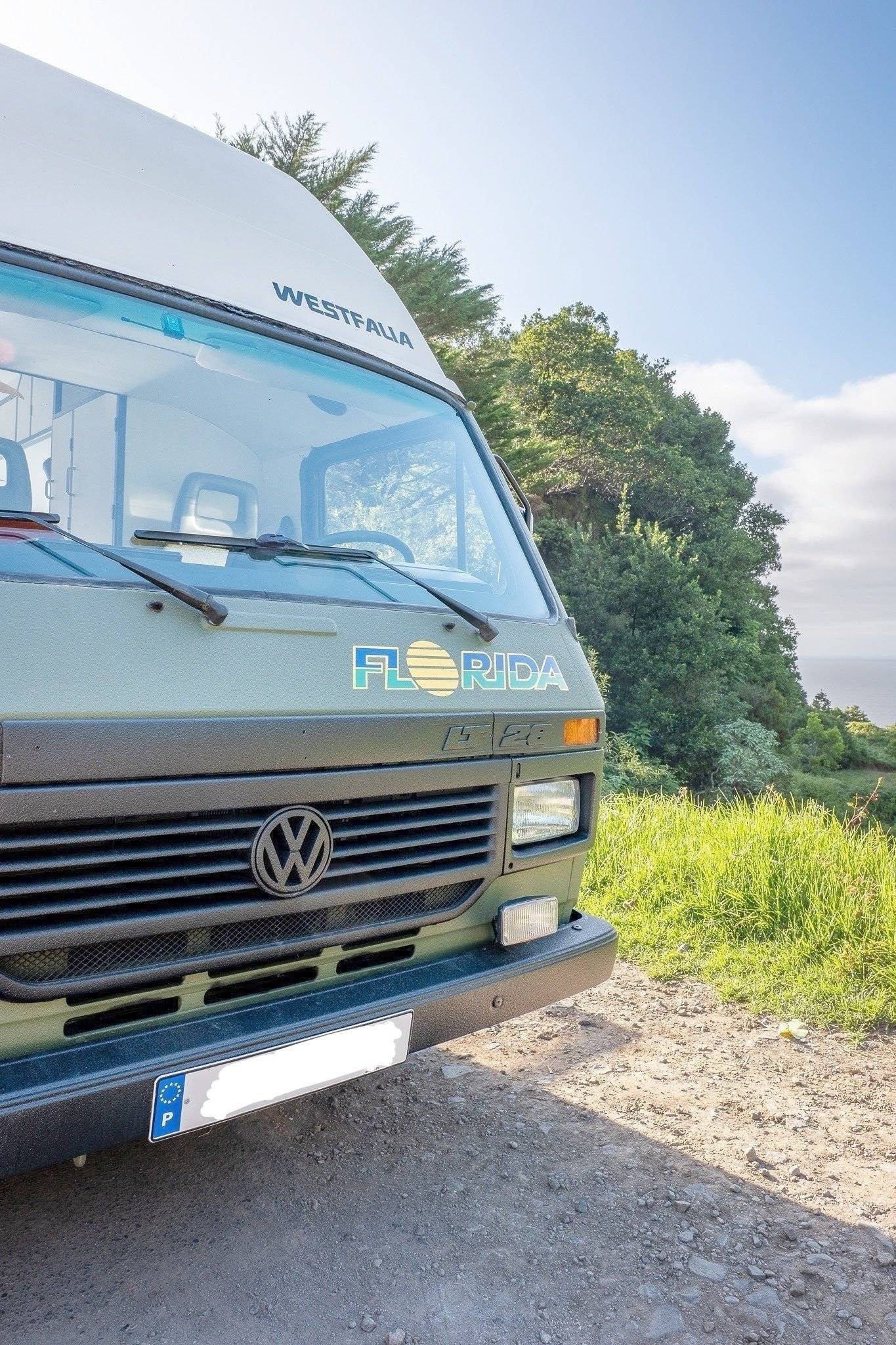Vue avant de 3/4 Volkswagen LT35 D - Yescapa