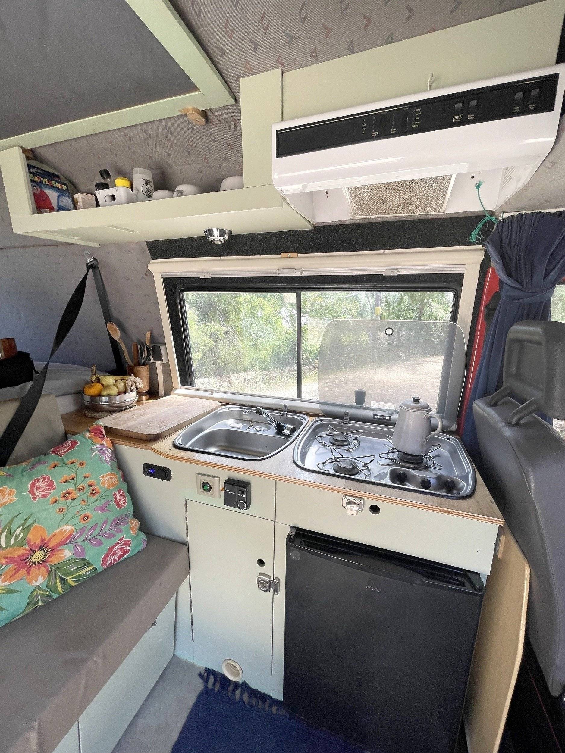 Kitchen Mercedes 310D TOSCA - Yescapa