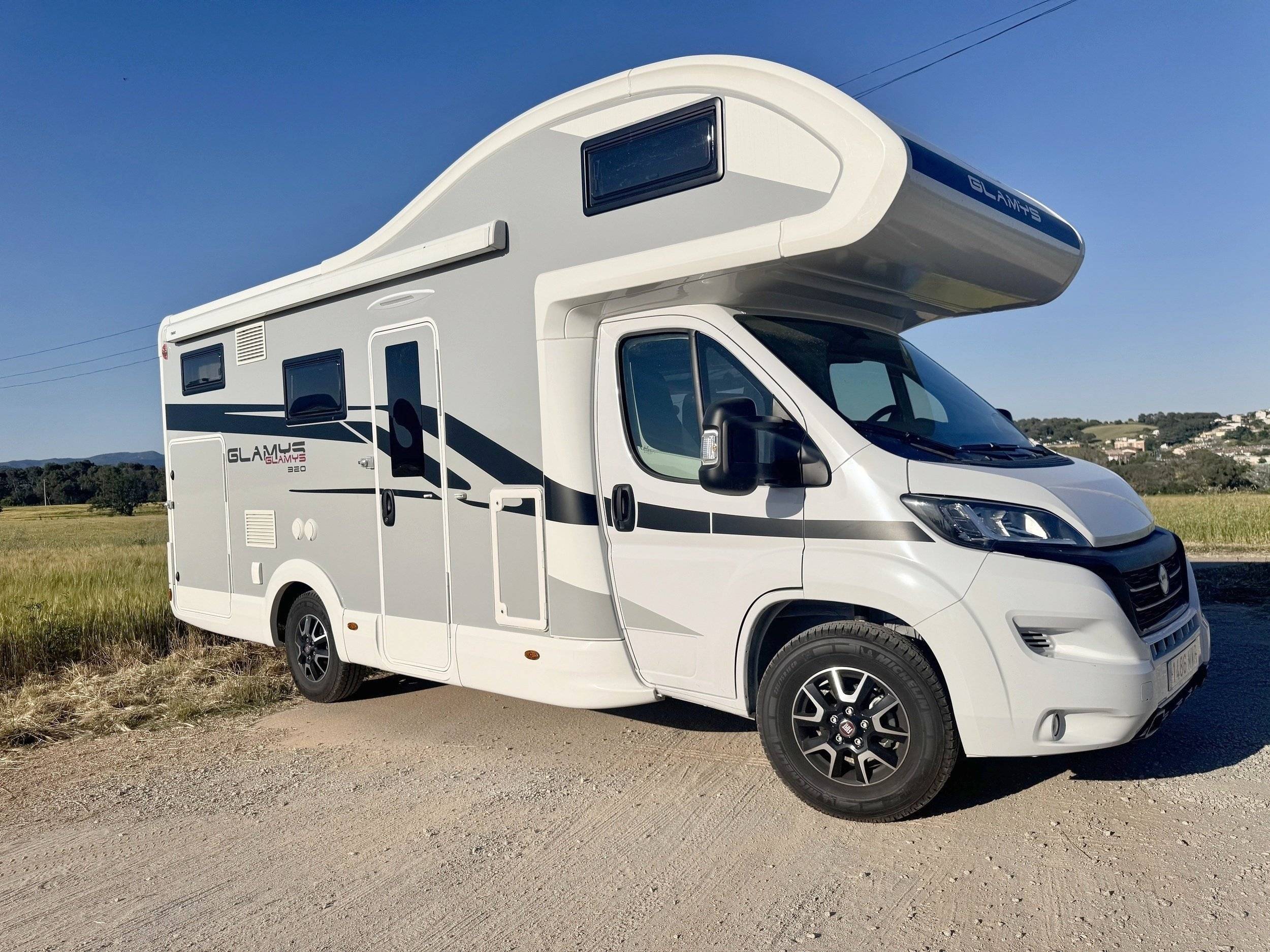 Vue avant de 3/4 Fiat 2,3 l 140ch - Yescapa