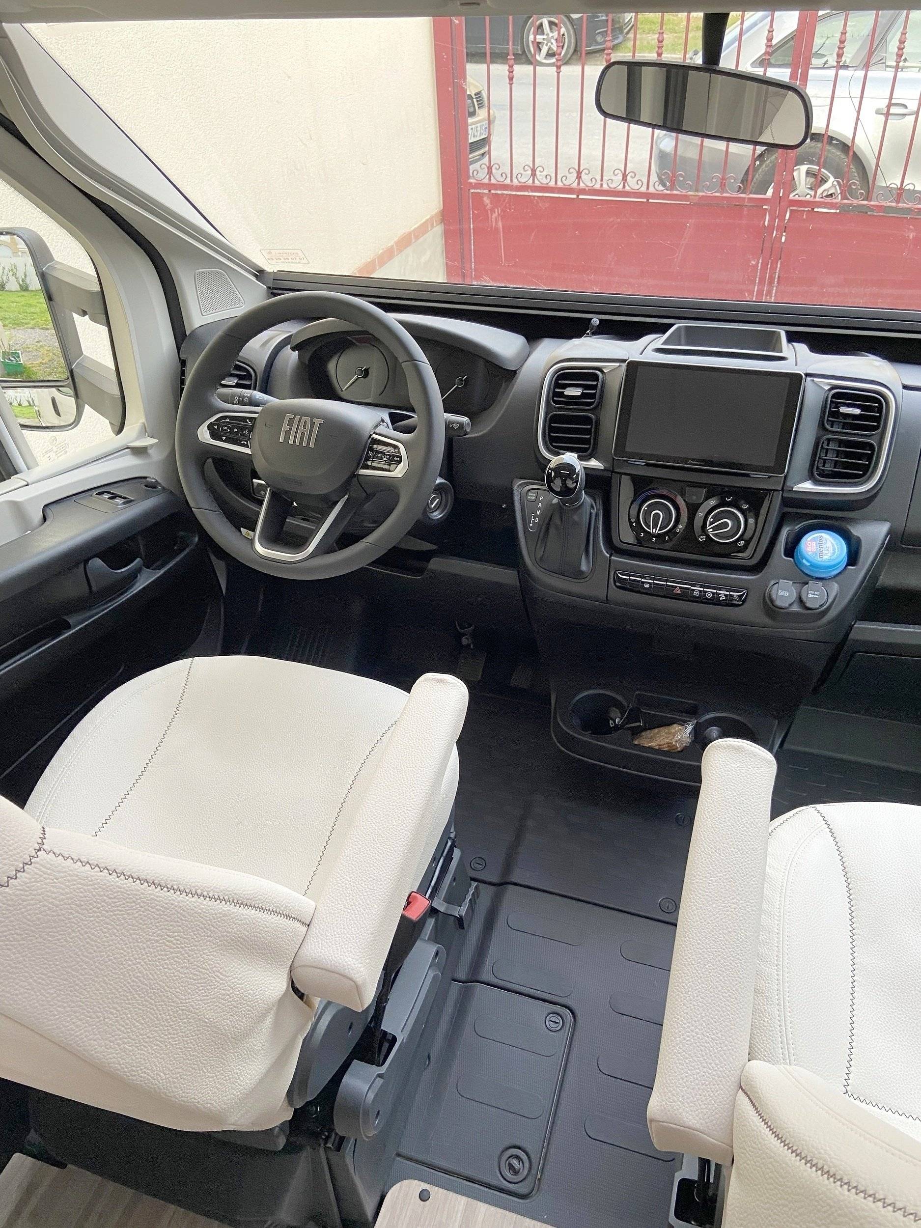 Dining Area Fiat 2.2 MJ AdBlue 140CV - Yescapa
