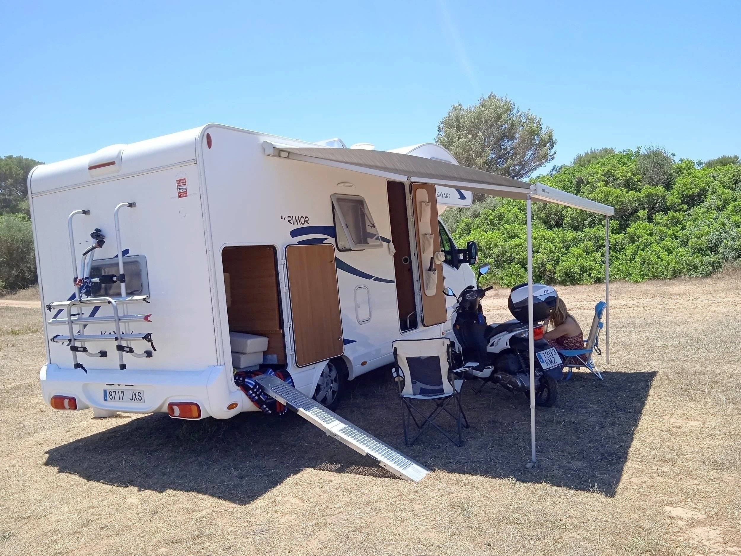 schräge Vorderansicht Renault Renault Master - Yescapa