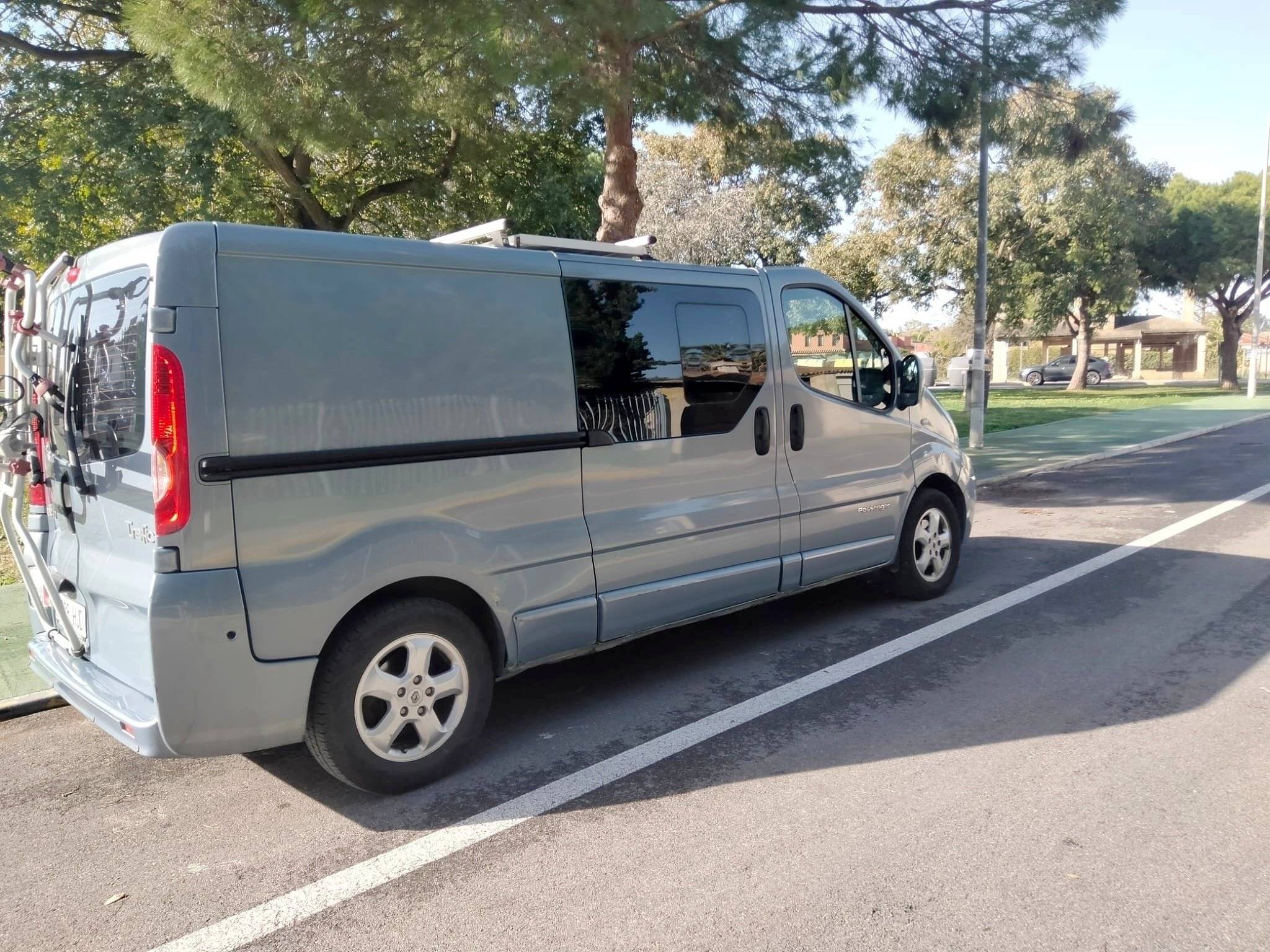 Vista del vehículo ángulo delantero Renault Trafic L2H1 2 l 120 ch - Yescapa