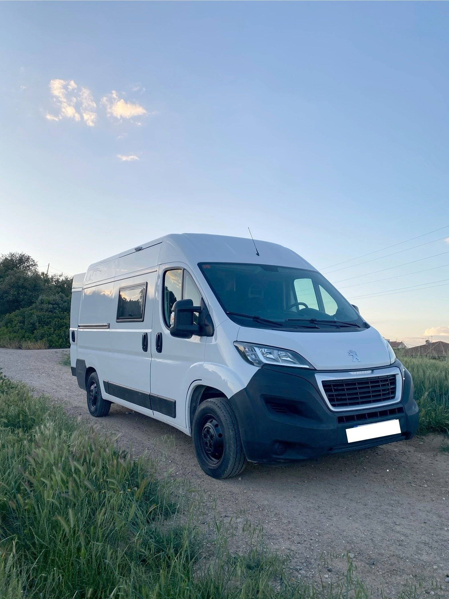 Voorkant 3/4 Peugeot BOXER L2H2 - Yescapa