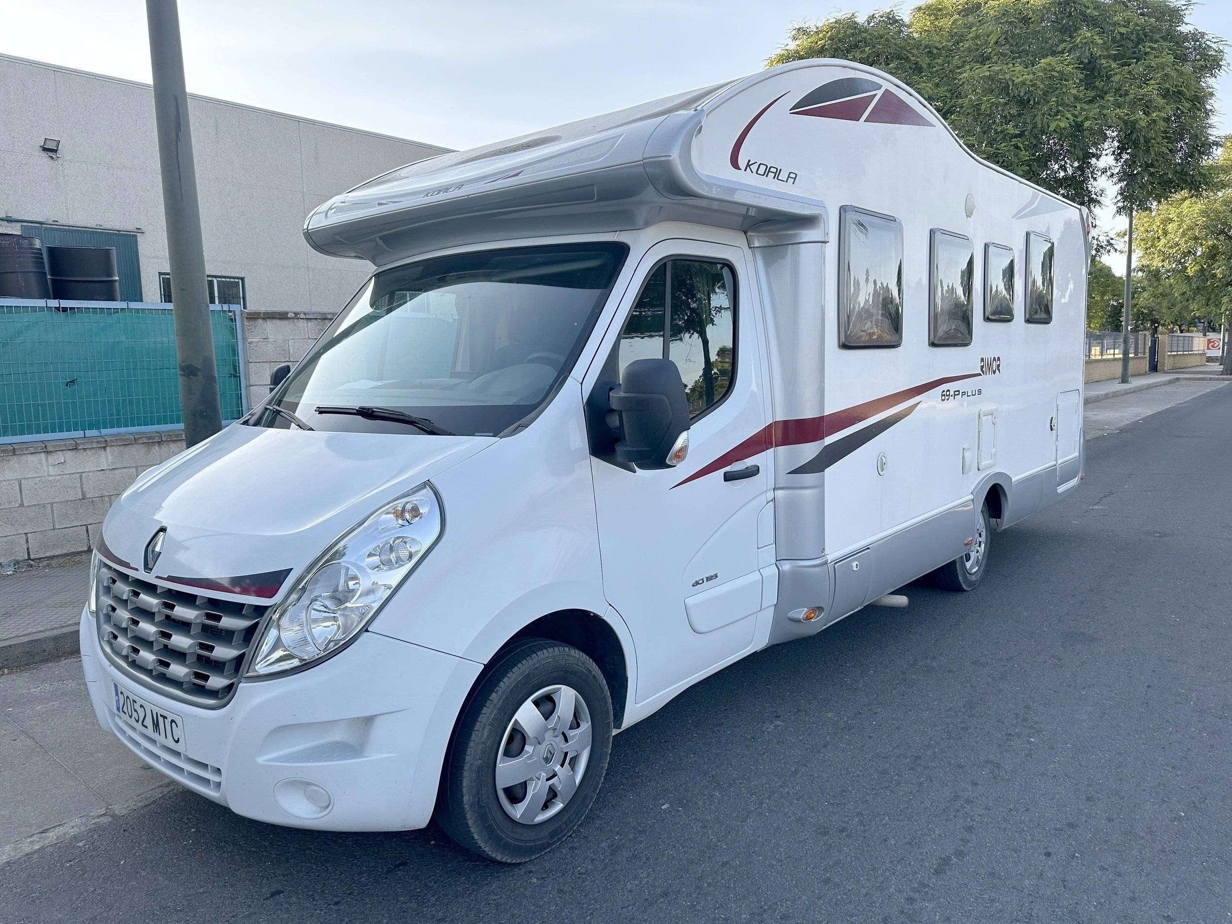 schräge Vorderansicht Renault 2,3 l 125 ch - Yescapa