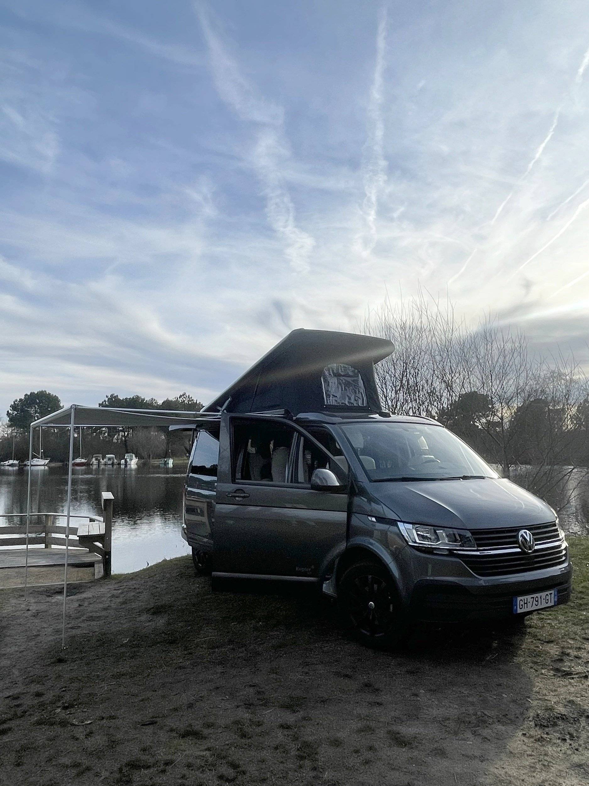 Vista del vehicle angle davanter Volkswagen Transporter T6 2,0 l 150ch - Yescapa