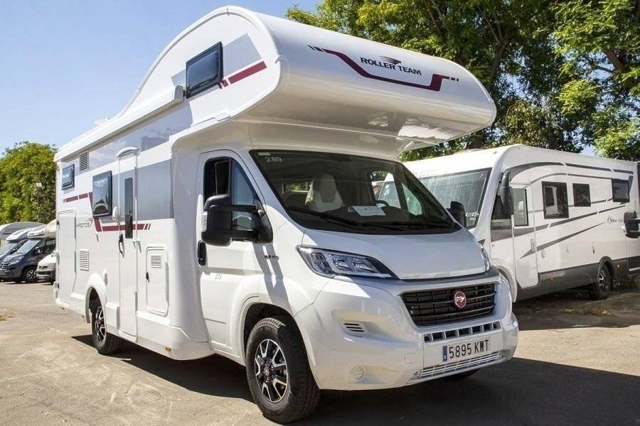 Vista de 3/4 Ford Transit 2,4 l 140 ch - Yescapa