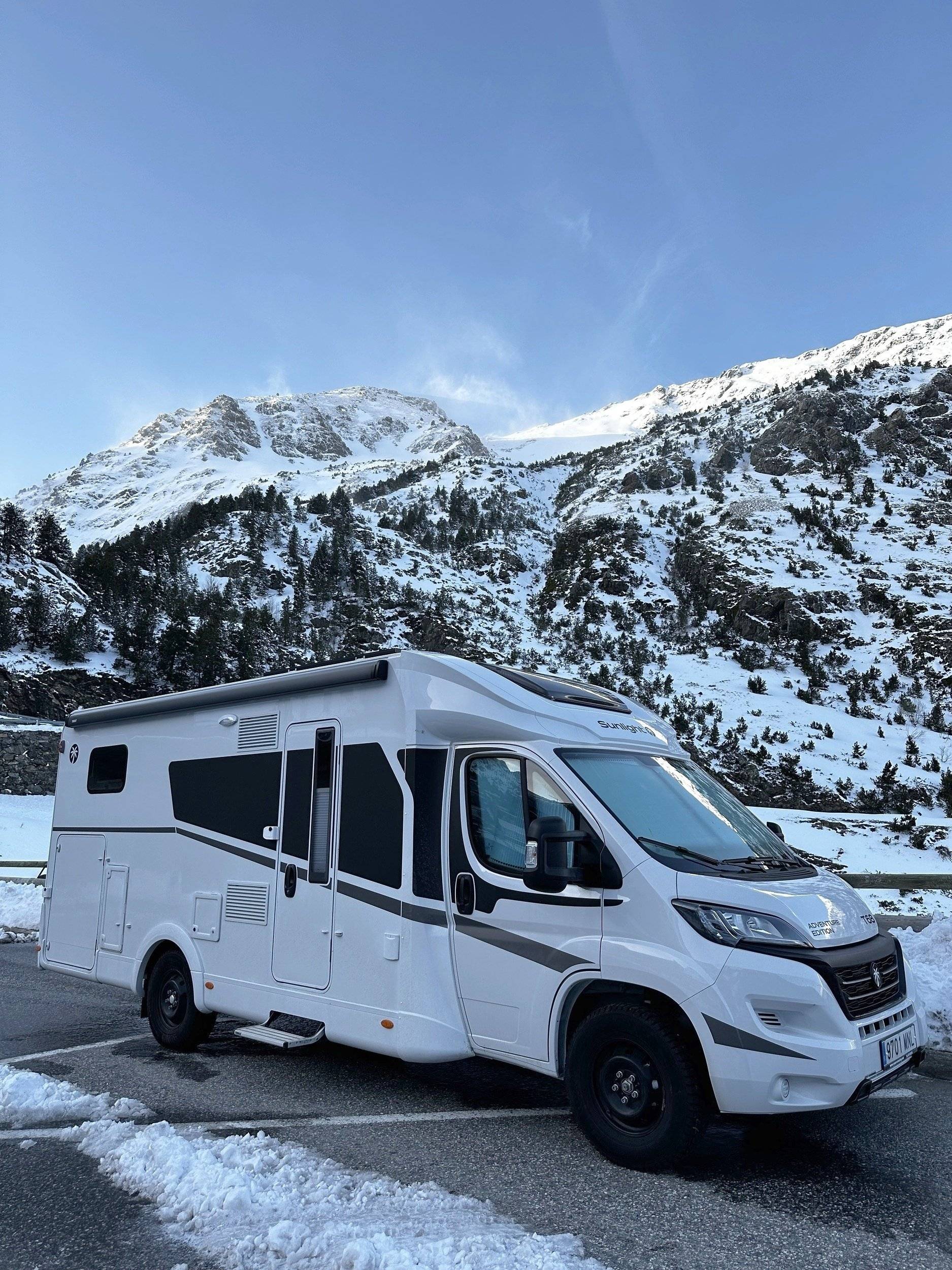 Vista frontale a ¾ Fiat Ducato 2,2 l 140 ch - Yescapa