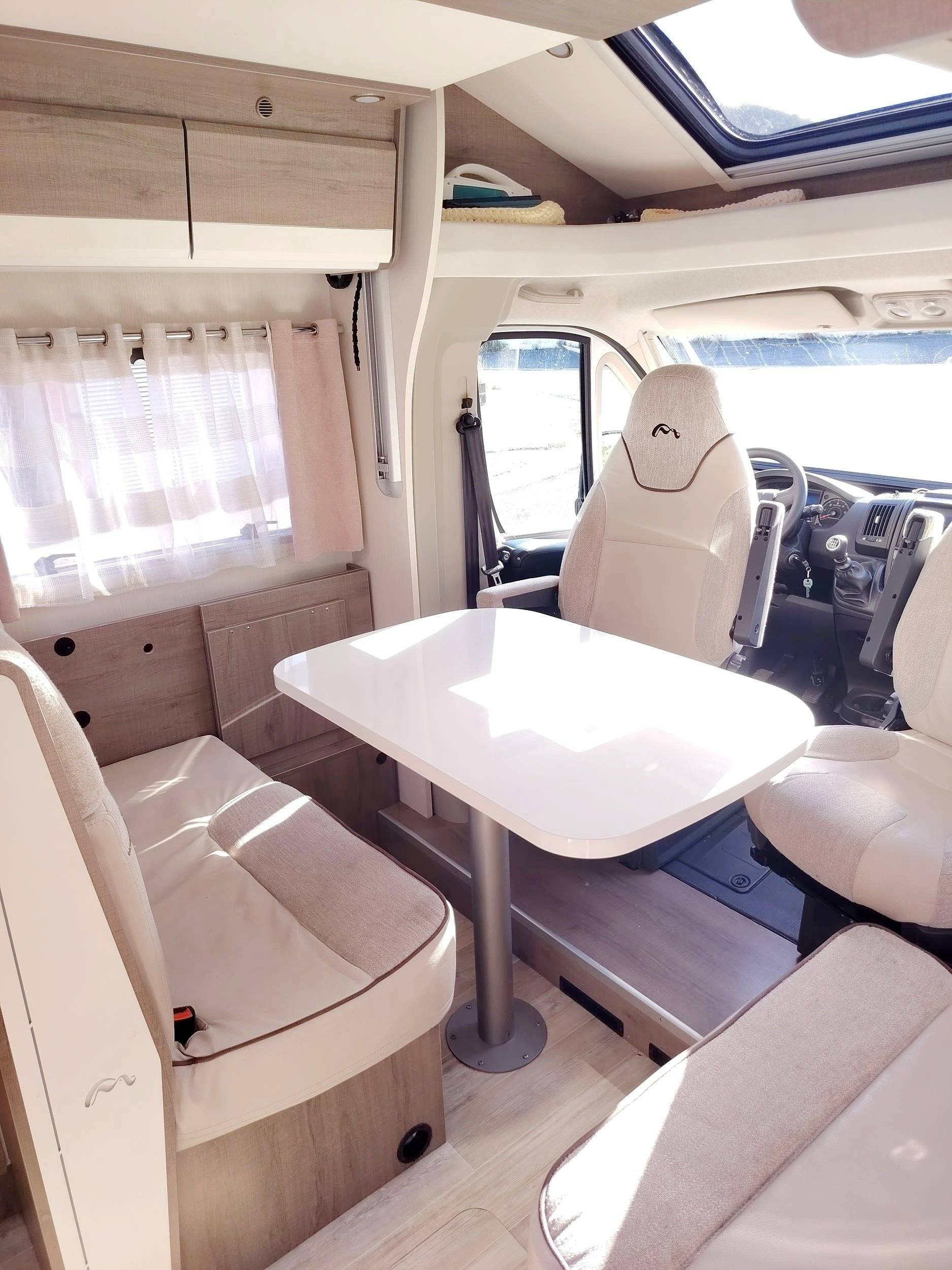 Dining Area Fiat Ducato 2,3 l 148 ch - Yescapa