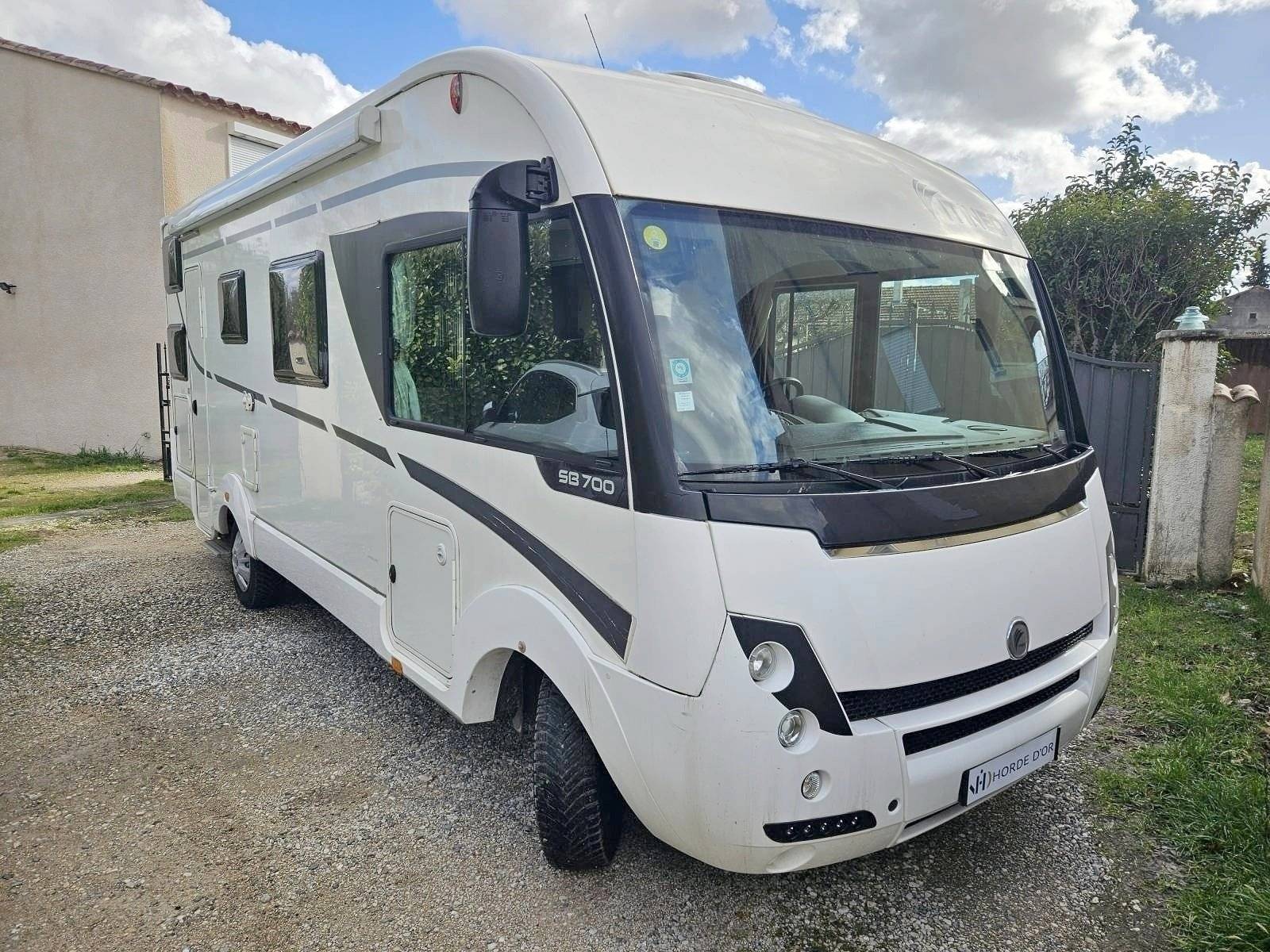 Front view from 3/4 Fiat - Yescapa