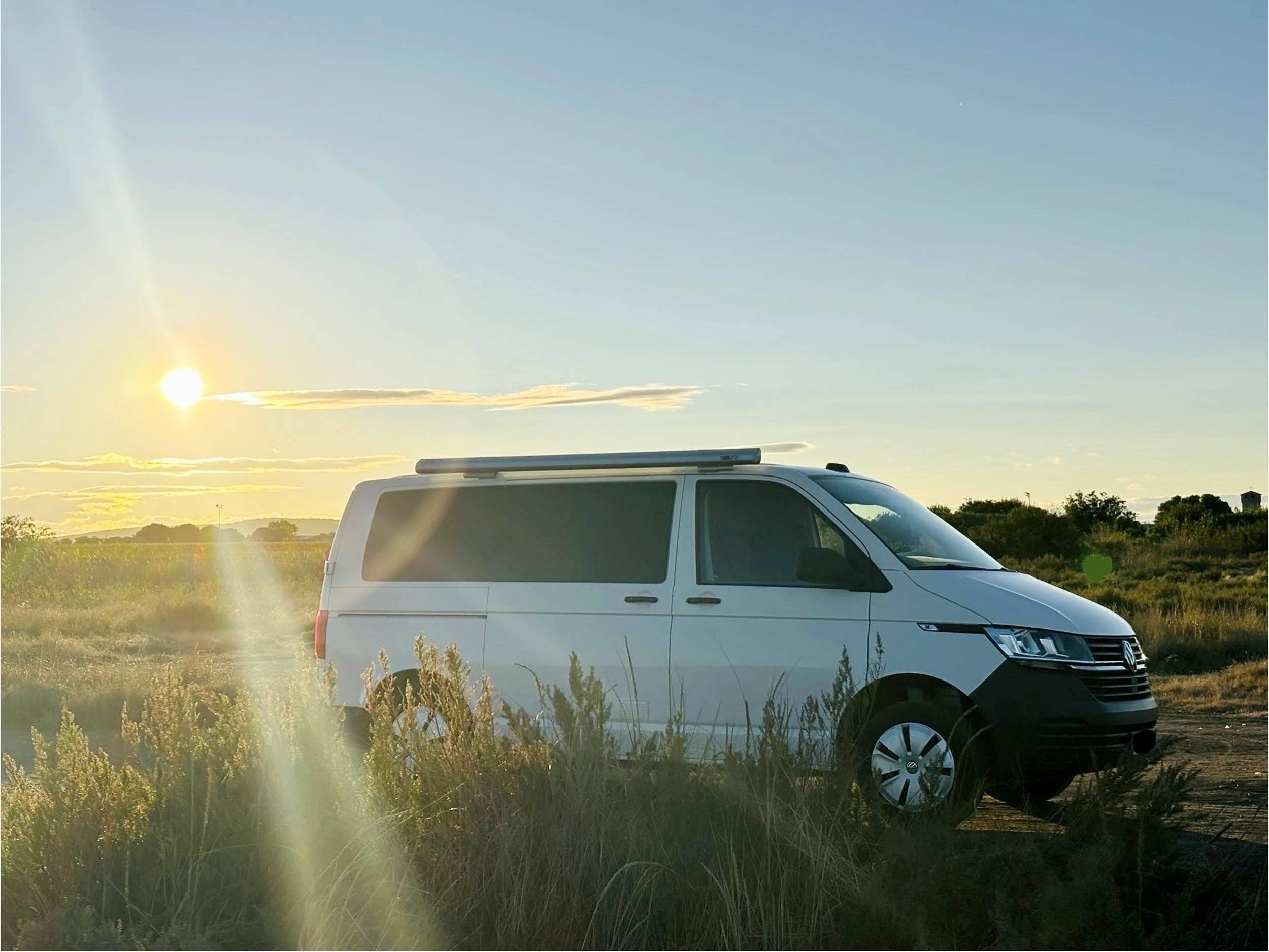 Vista frontale a ¾ Volkswagen Volkswagen Transporter - Yescapa