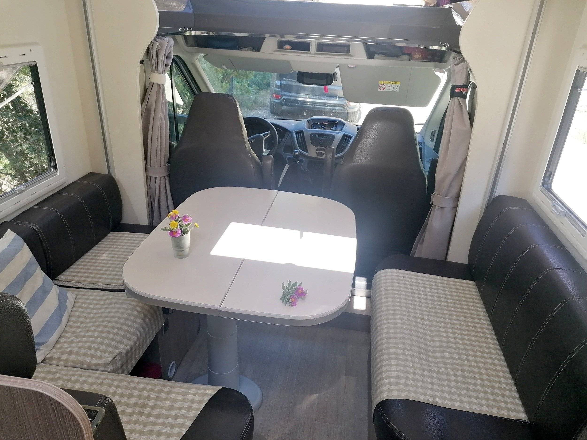 Dining Area Ford - Yescapa