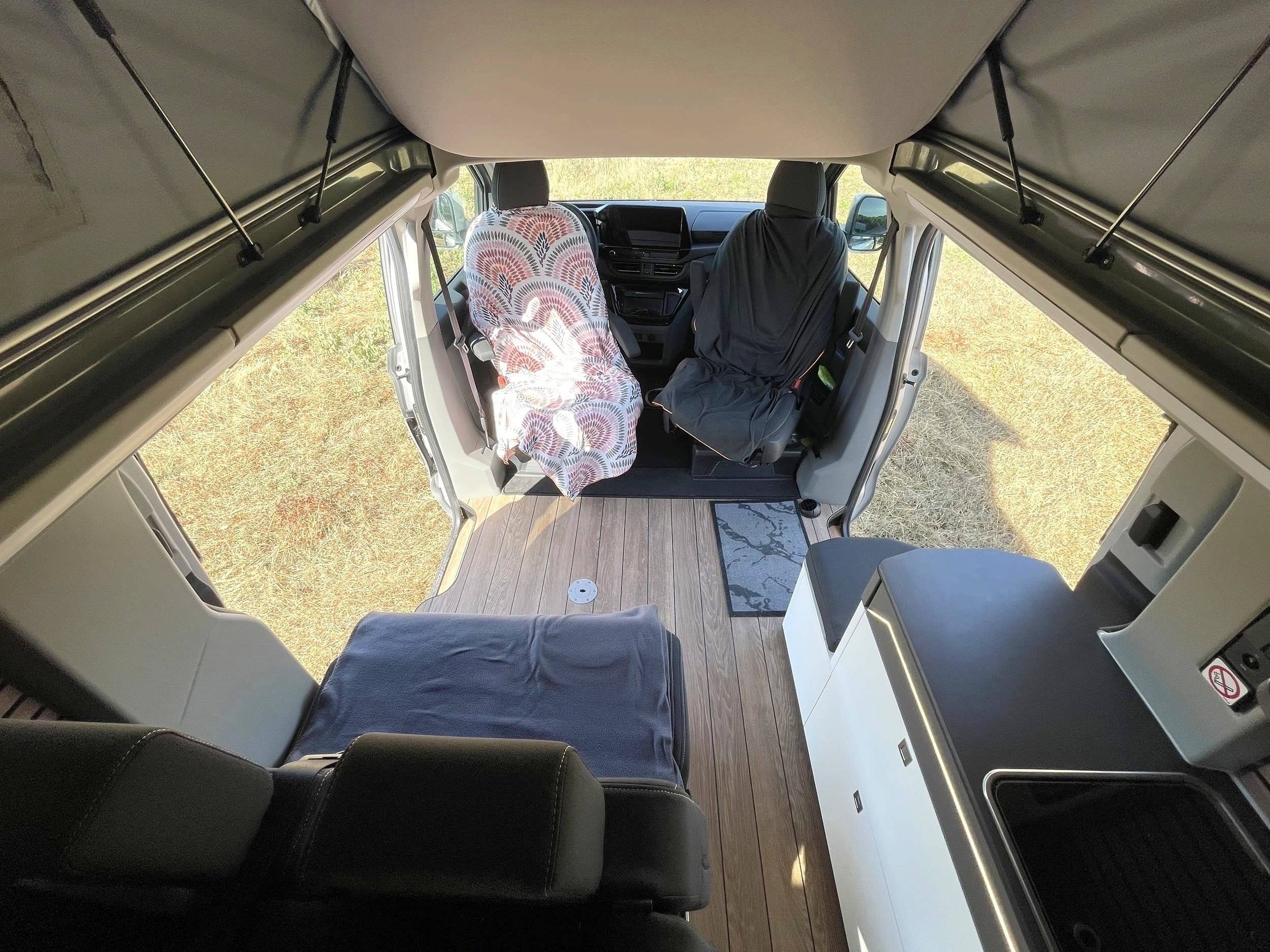 Área de jantar Ford FORD TRANSIT CUSTOM 136CV BOITE AUTO - Yescapa