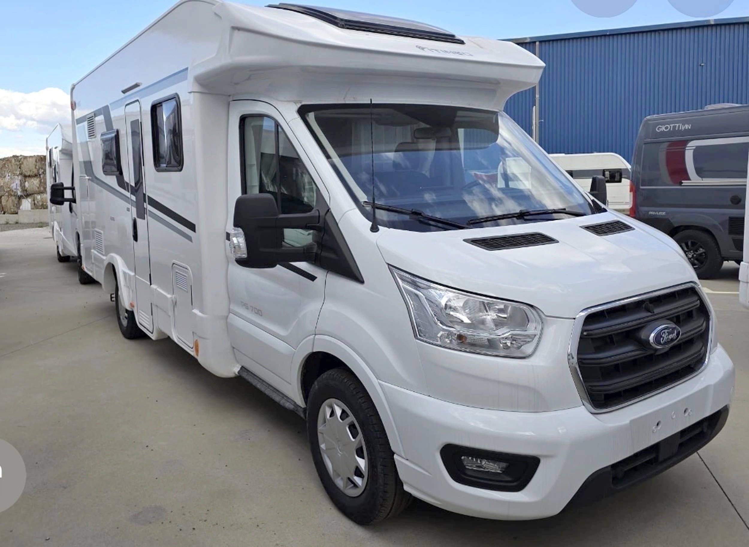 Vue avant de 3/4 Ford FORD TRANSIT - Yescapa