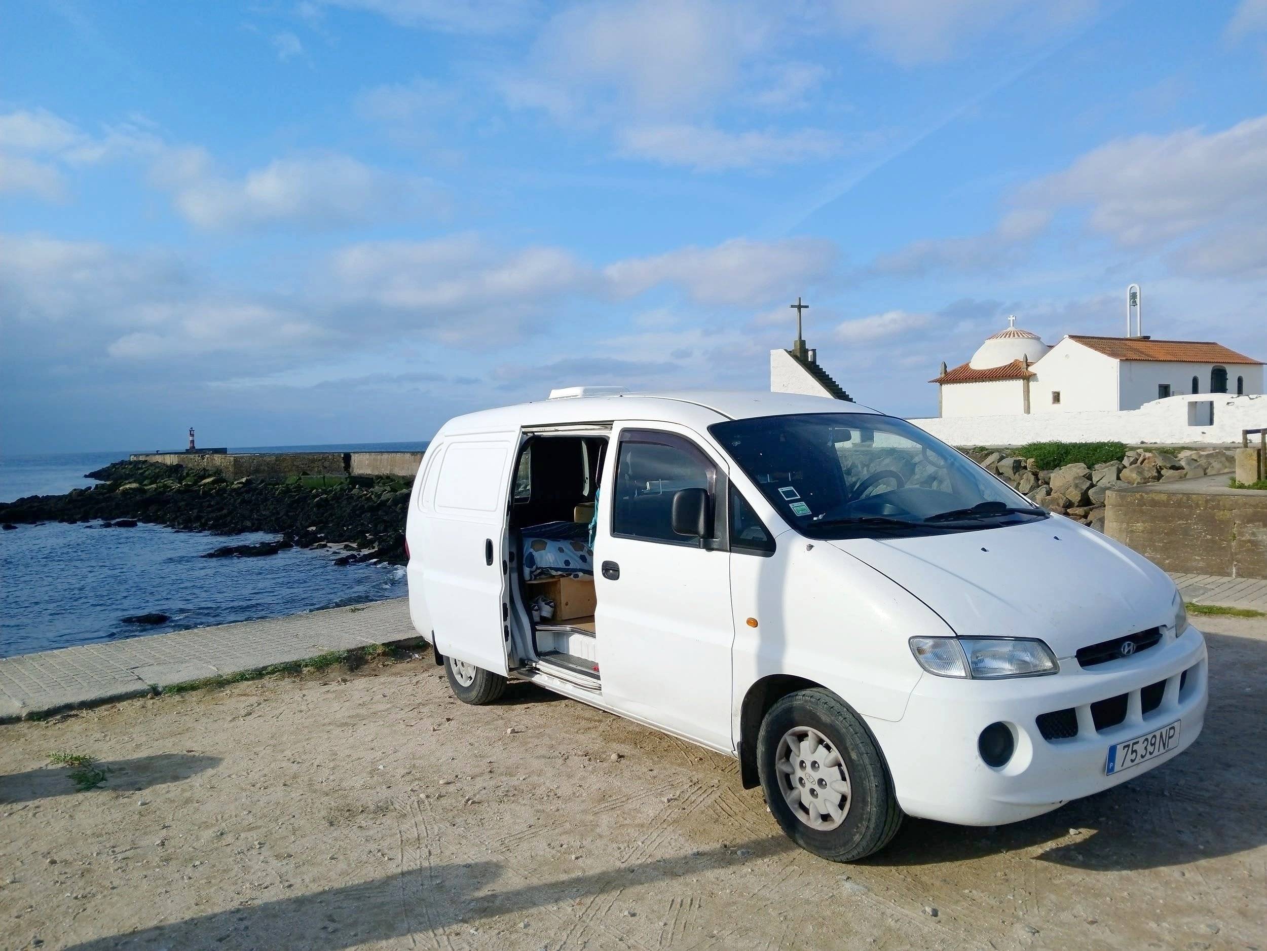 Front view from 3/4 Hyundai H1 - Yescapa