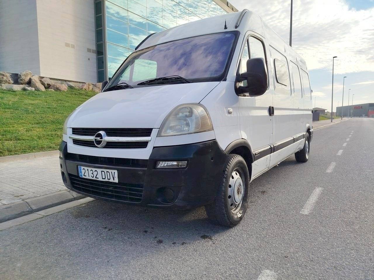 Vista del vehículo ángulo delantero Opel Movano - Yescapa