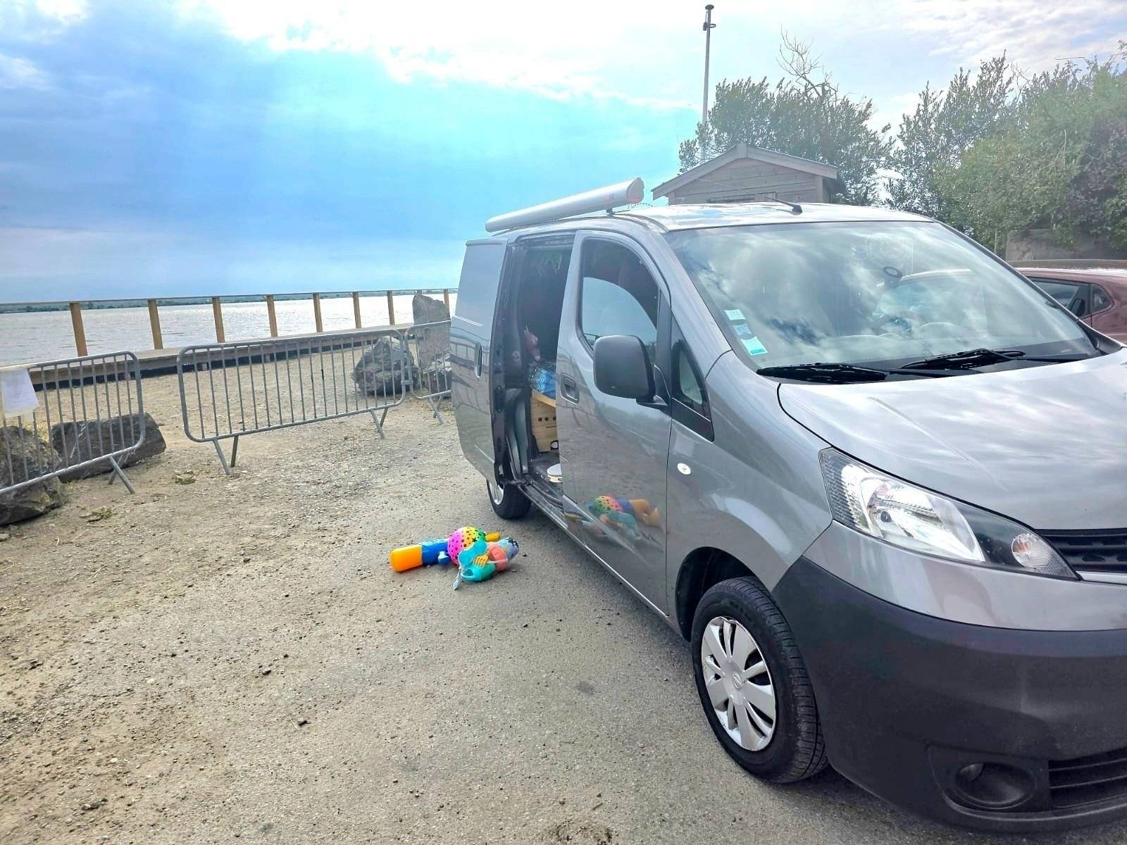 Vista frontale a ¾ Nissan NV200 - Yescapa