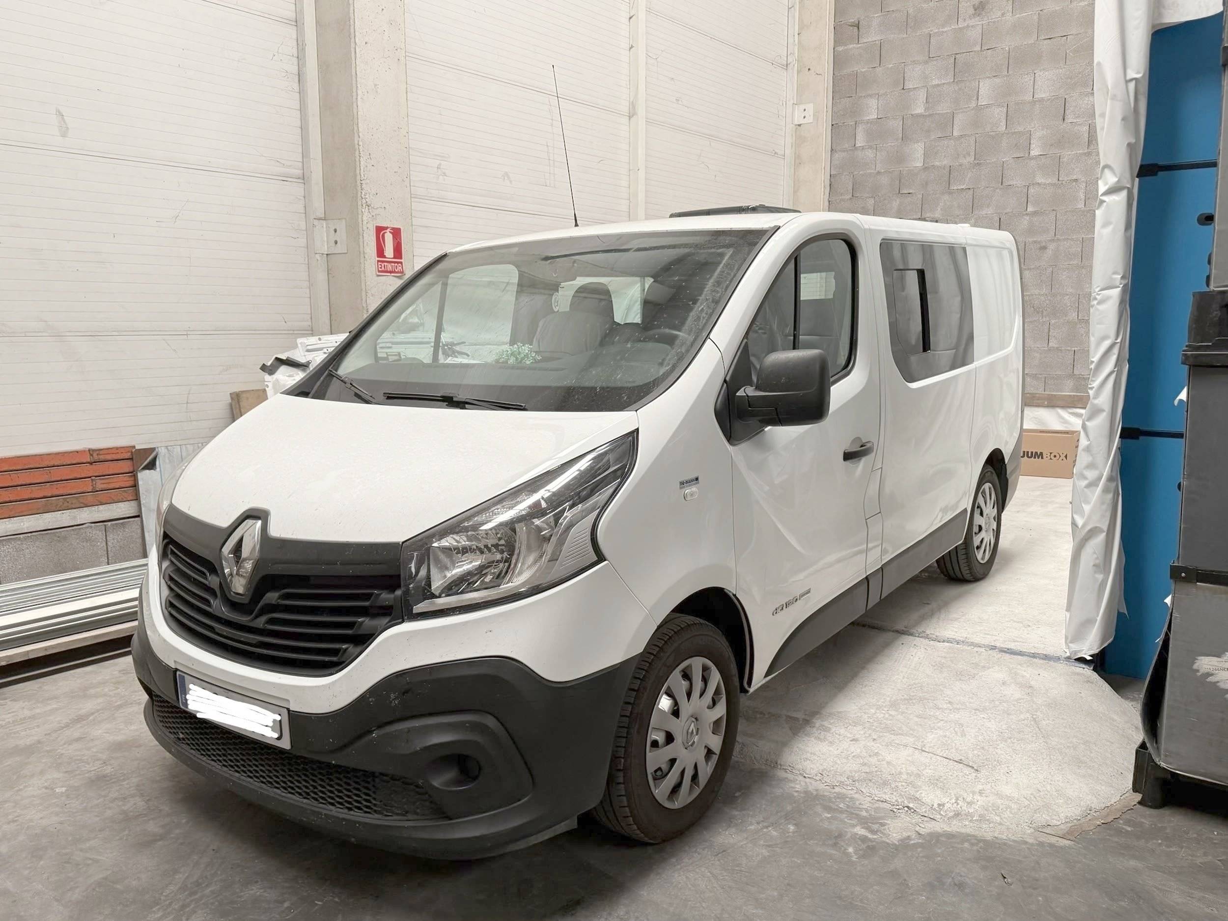 Vue avant de 3/4 Renault Trafic 1,6 l 120 ch - Yescapa