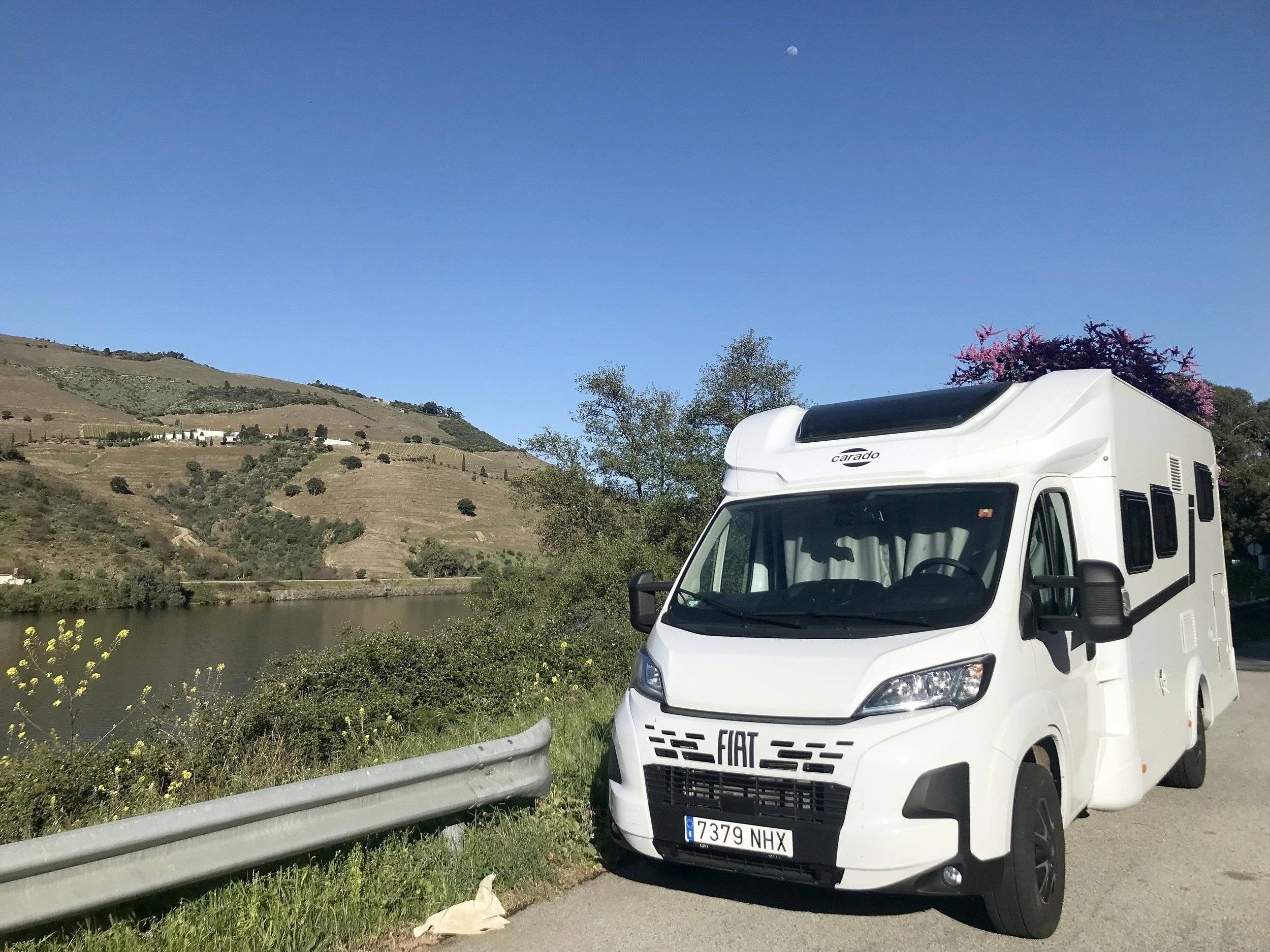 Vista del vehículo ángulo delantero Fiat Fiat Ducato 140 CV - Yescapa