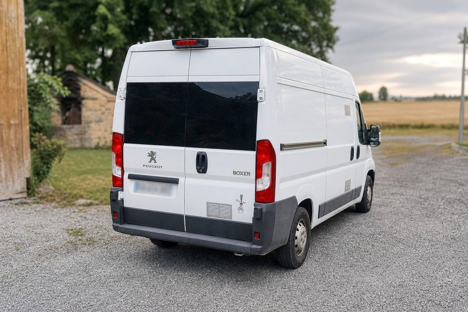 Rear view Peugeot Boxer - Yescapa