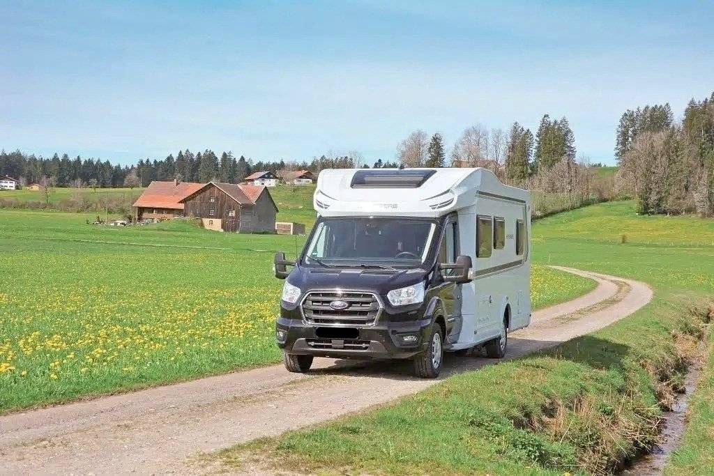 Voorkant 3/4 Ford Carasuite 650 MEG - Yescapa
