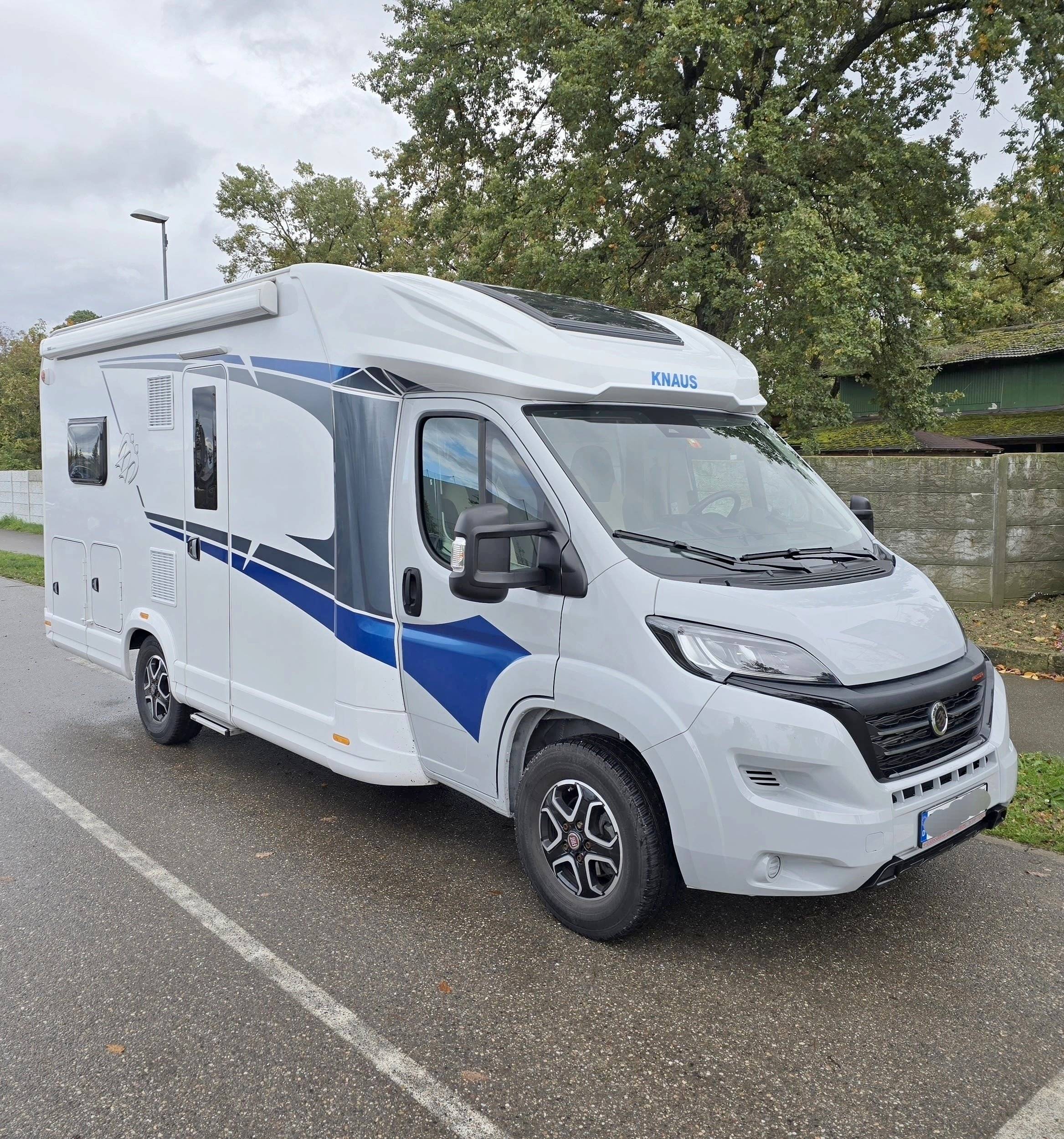 schräge Vorderansicht Fiat DUCATO 250 - Yescapa