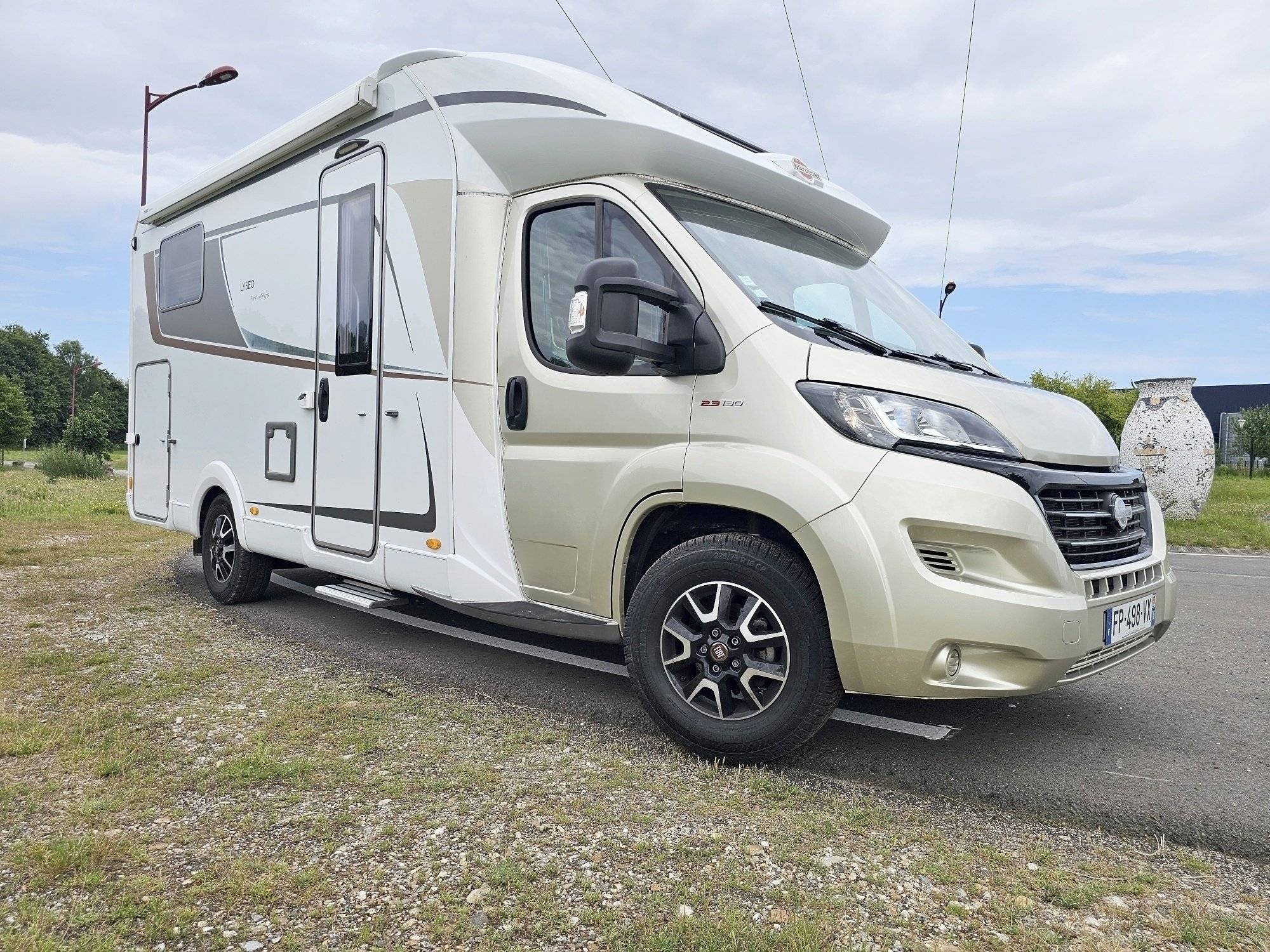 Vue avant de 3/4 Fiat Fiat Ducato Multijet 2.3 130CV - Yescapa