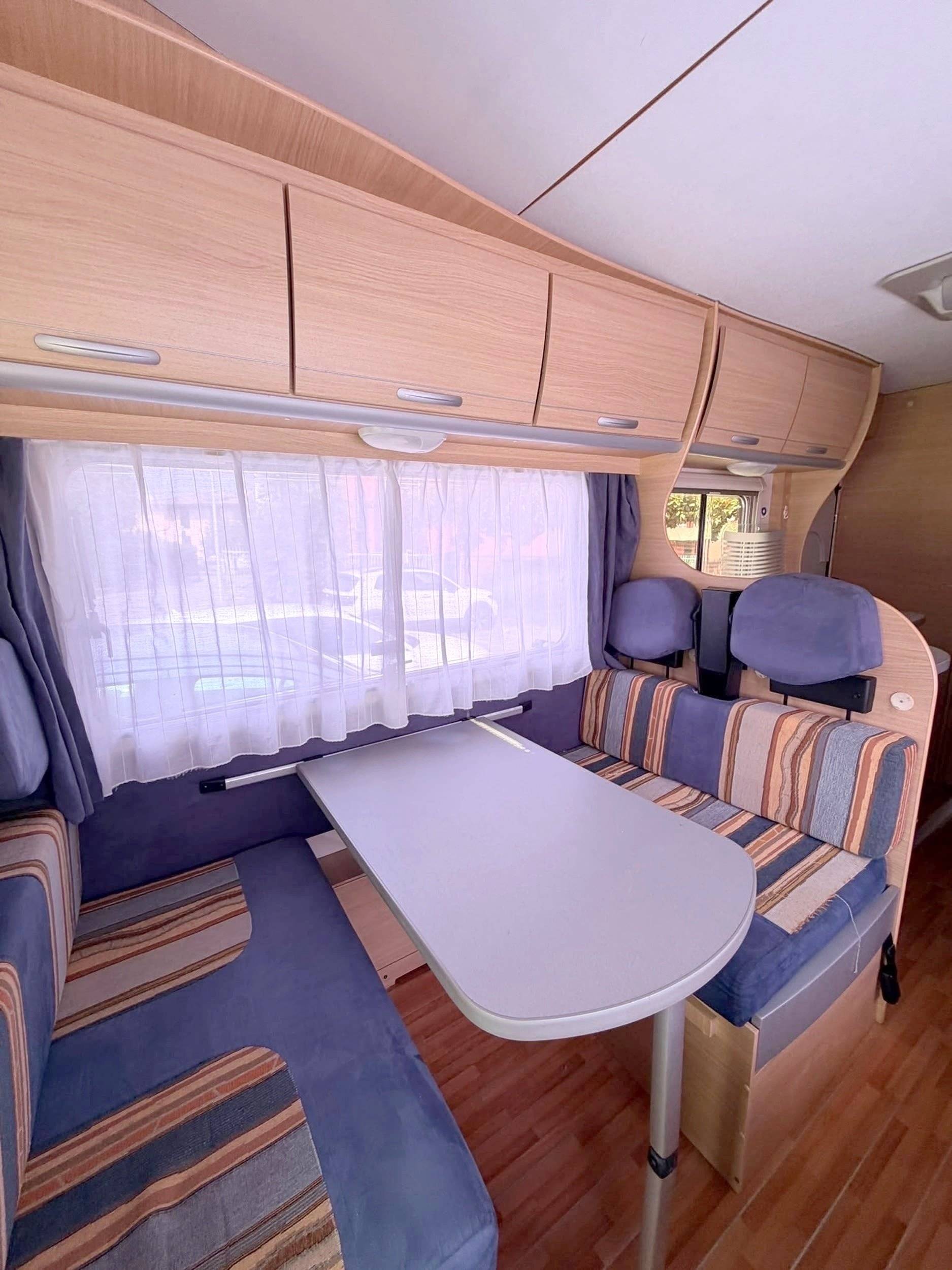 Área de jantar Fiat Ducato 2,3 l Multijet 130 ch. - Yescapa