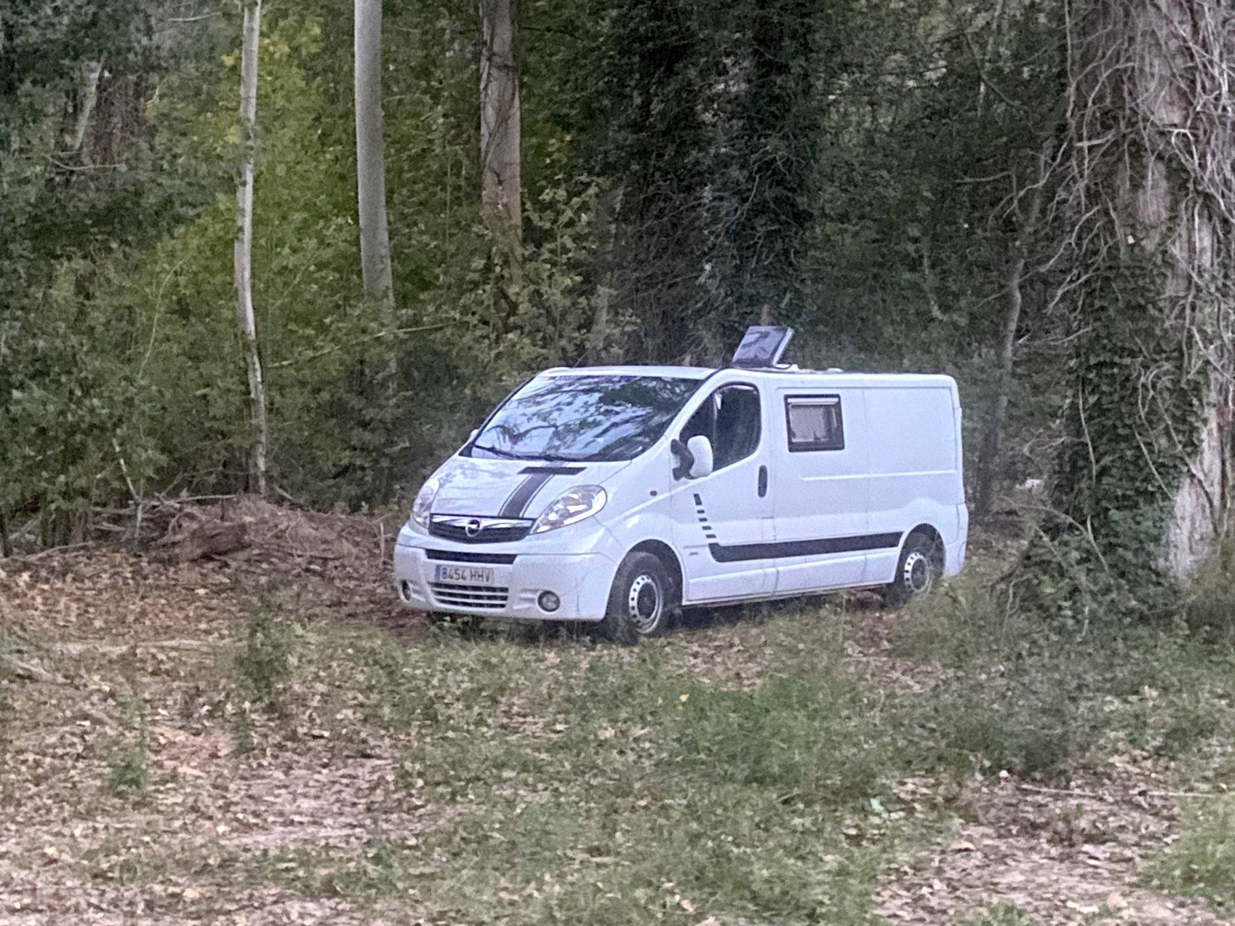 Vista de 3/4 Opel Vivaro Cargo 2.0 CDTI - Yescapa