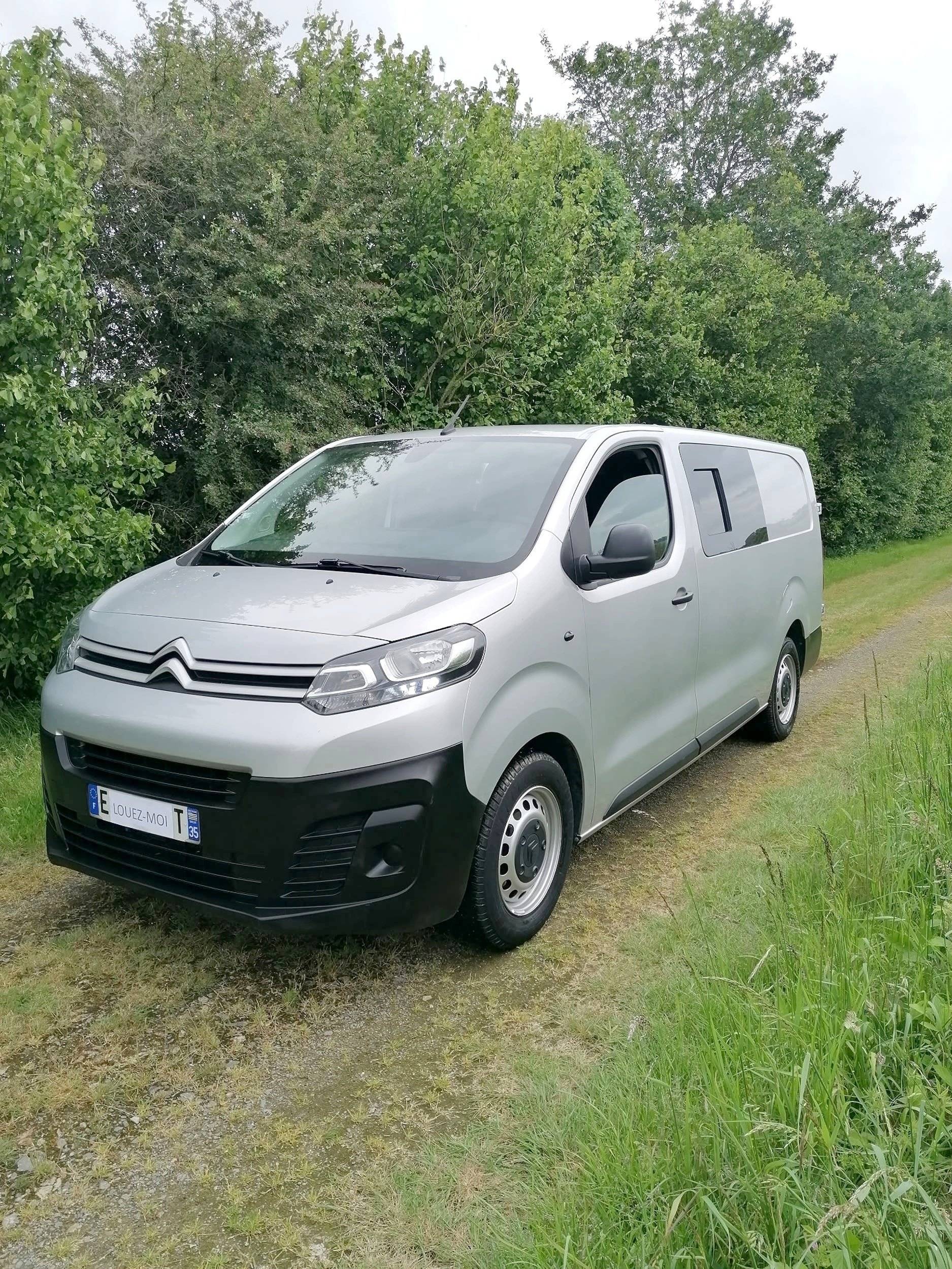 schräge Vorderansicht Citroën Jumpy 2l 128cv - Yescapa