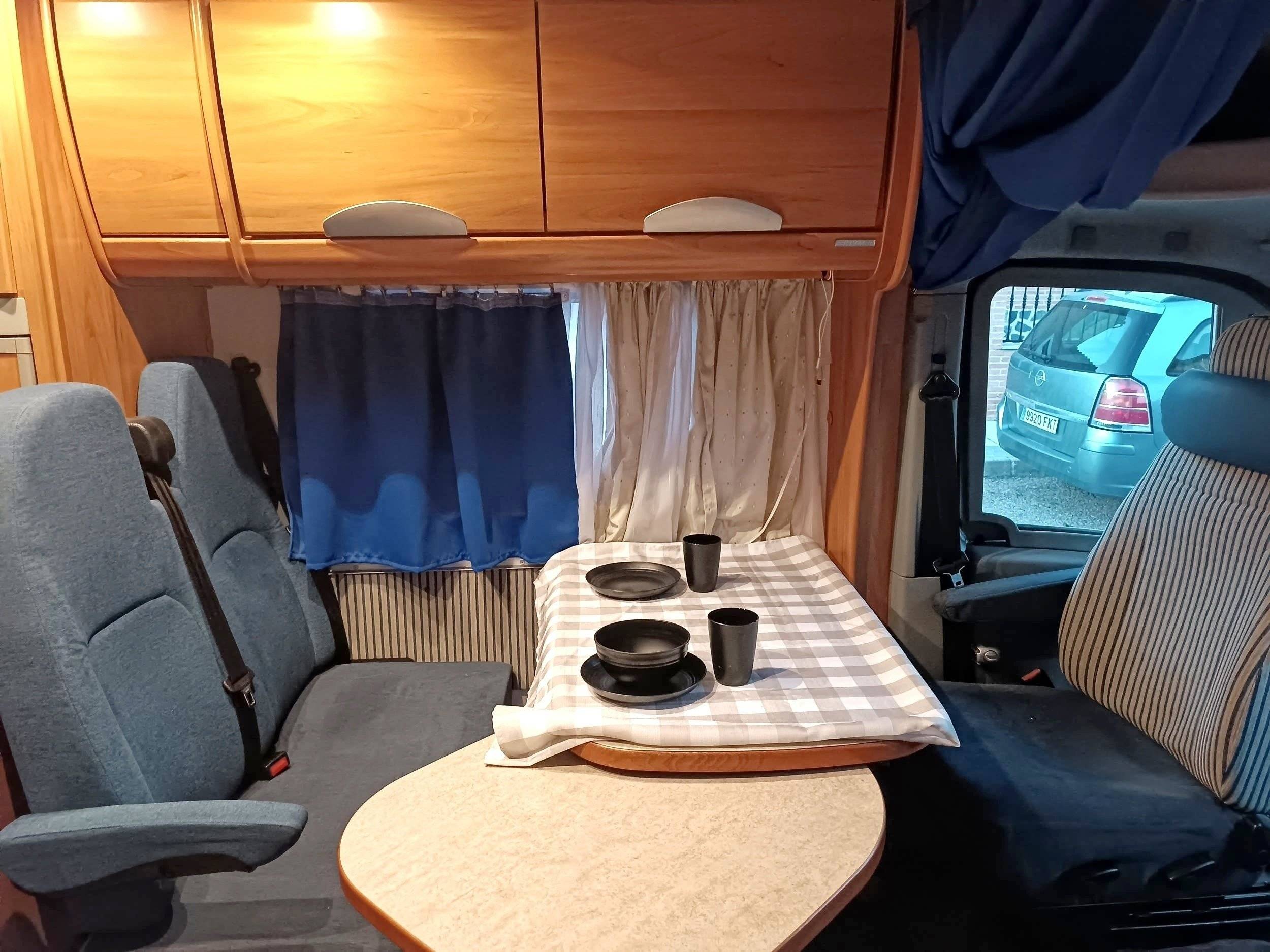 Área de jantar Renault Master 2,3 l 135 ch - Yescapa
