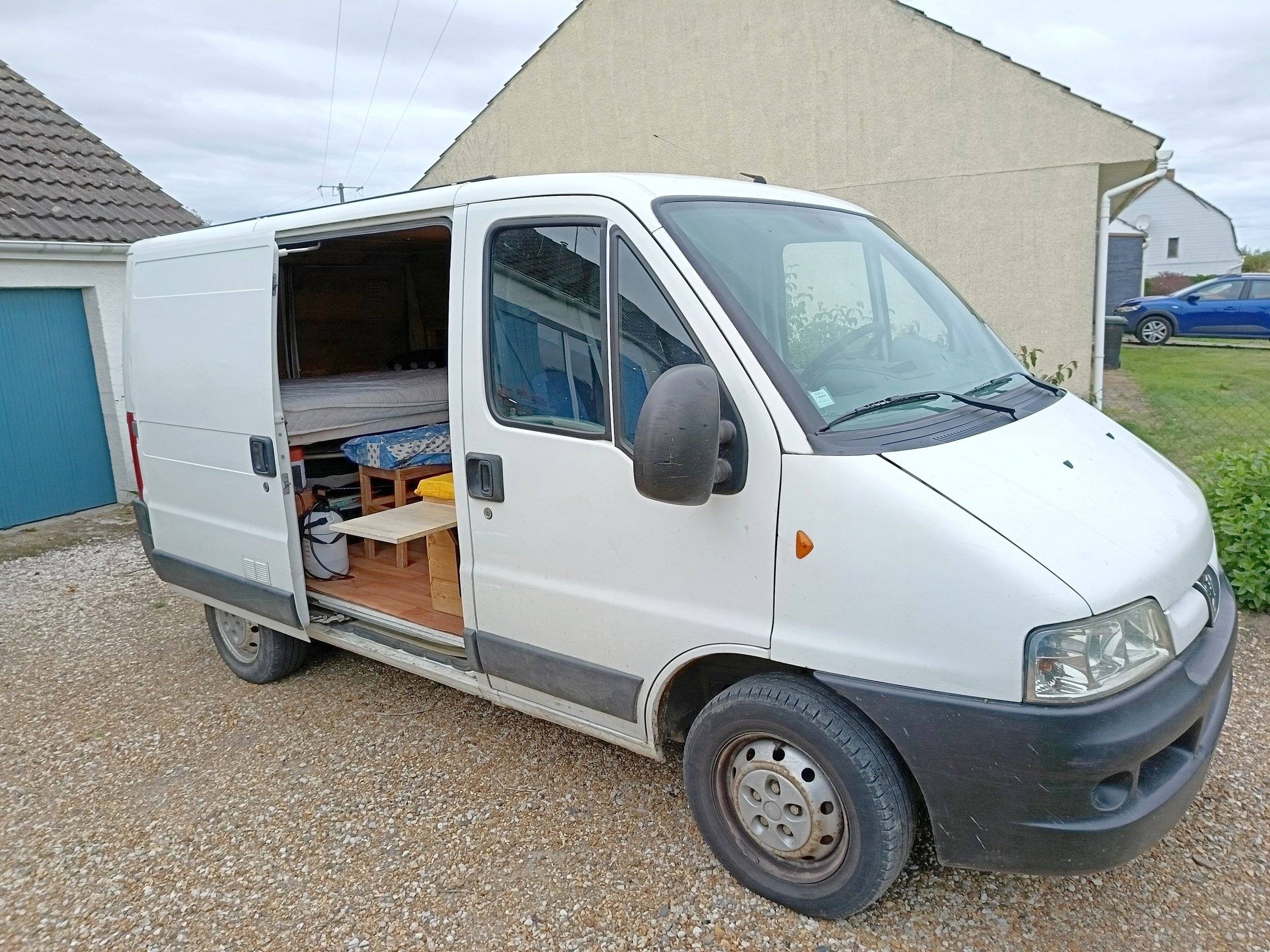 Vista de 3/4 Peugeot Peugeot boxer 84CH - Yescapa