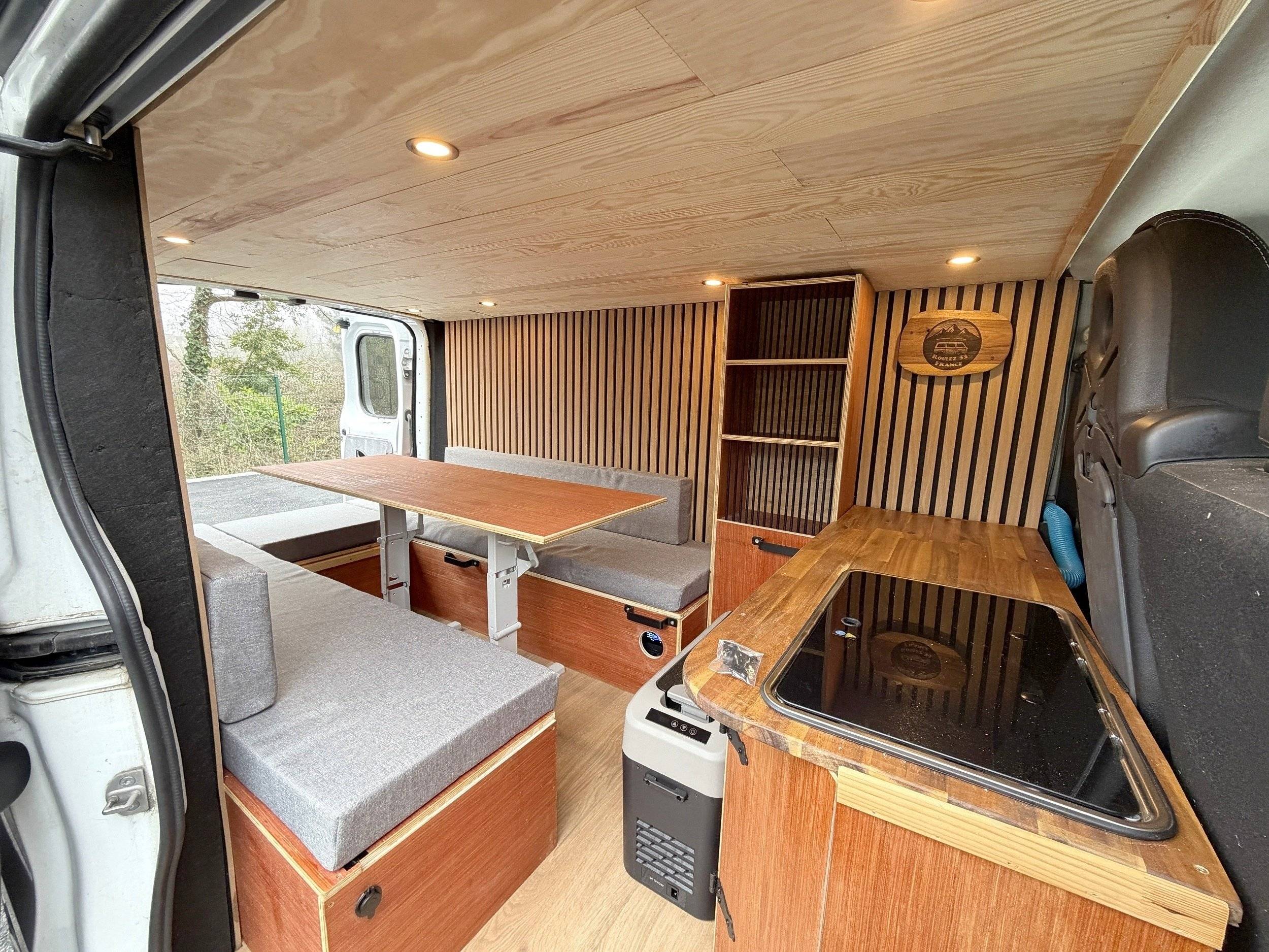 Dining Area Renault Trafic - Yescapa